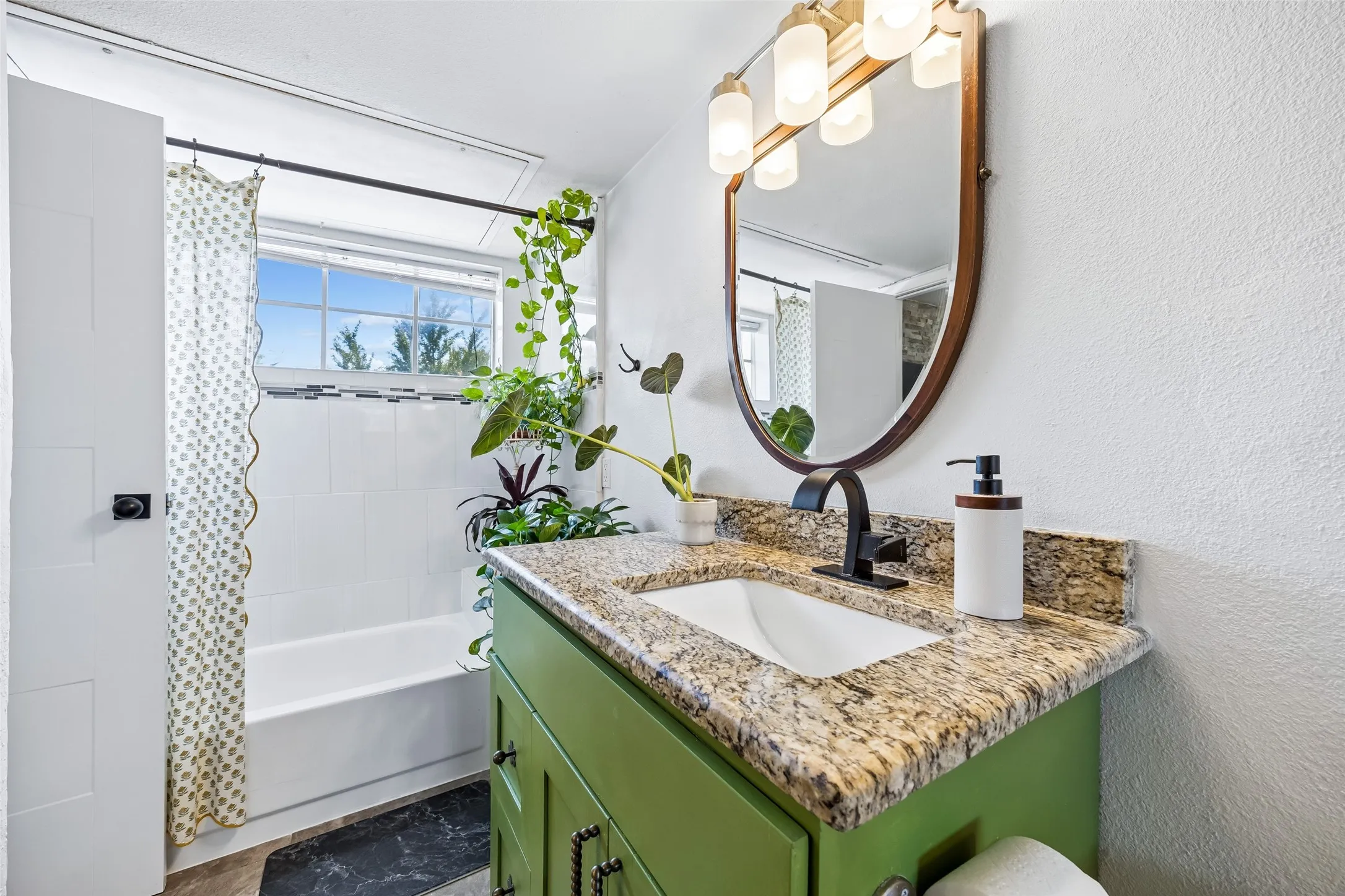 Condominium For Sale in Dallas County , 5757 Martel Avenue A11, Dallas, Texas 75206, 1 Bedroom, 2 Bathroom, Garage spaces, 768 Sqft, built in 1983, mls#21383512, Real Estate Agent in Dallas, Homes For Sale in Dallas county, Homes For Sale in Dallas, Realtor in Dallas Texas, Real Estate Brokerage Independent Realty Texas, Luminita Cordes Realtor