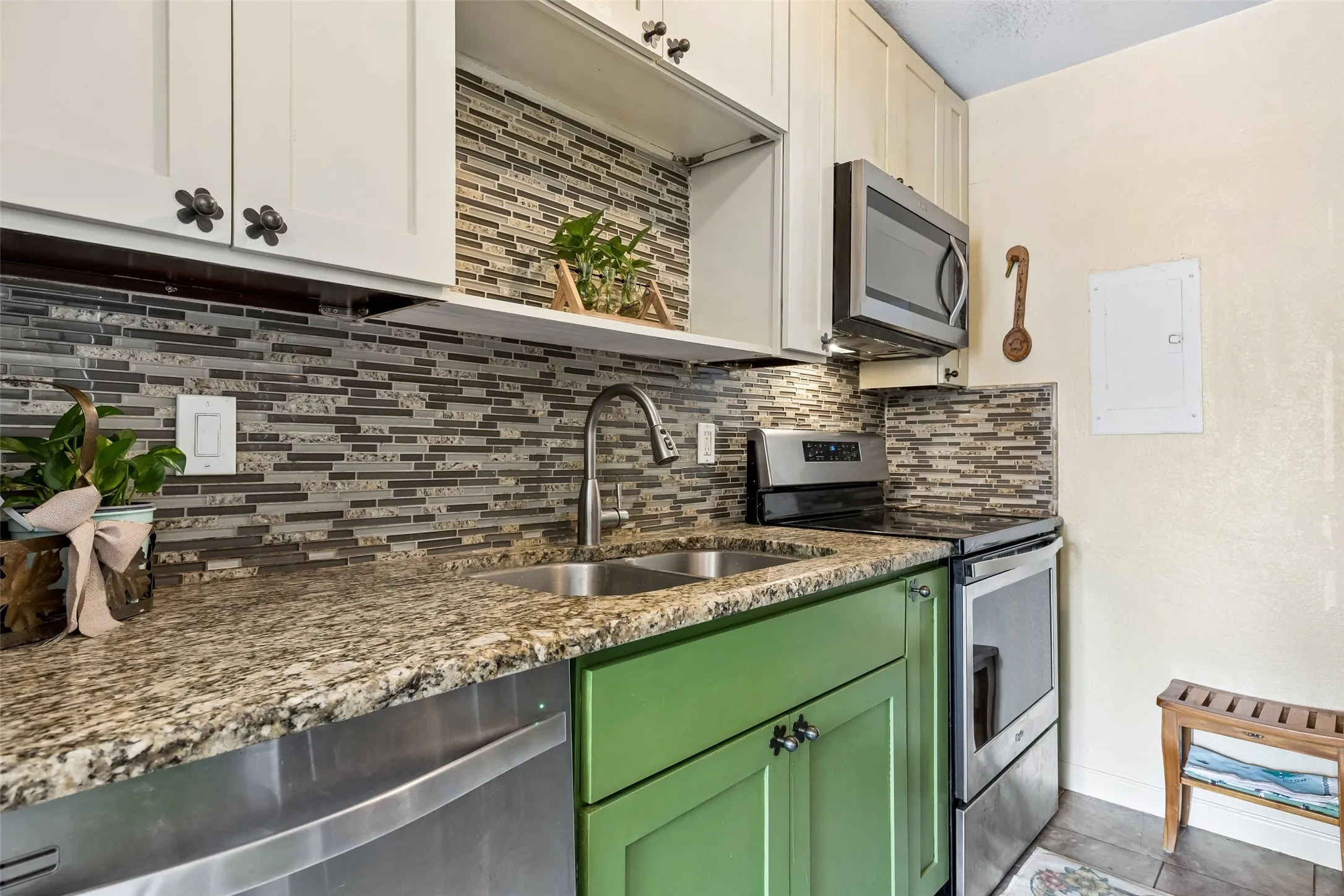 Condominium For Sale in Dallas County , 5757 Martel Avenue A11, Dallas, Texas 75206, 1 Bedroom, 2 Bathroom, Garage spaces, 768 Sqft, built in 1983, mls#21383512, Real Estate Agent in Dallas, Homes For Sale in Dallas county, Homes For Sale in Dallas, Realtor in Dallas Texas, Real Estate Brokerage Independent Realty Texas, Luminita Cordes Realtor