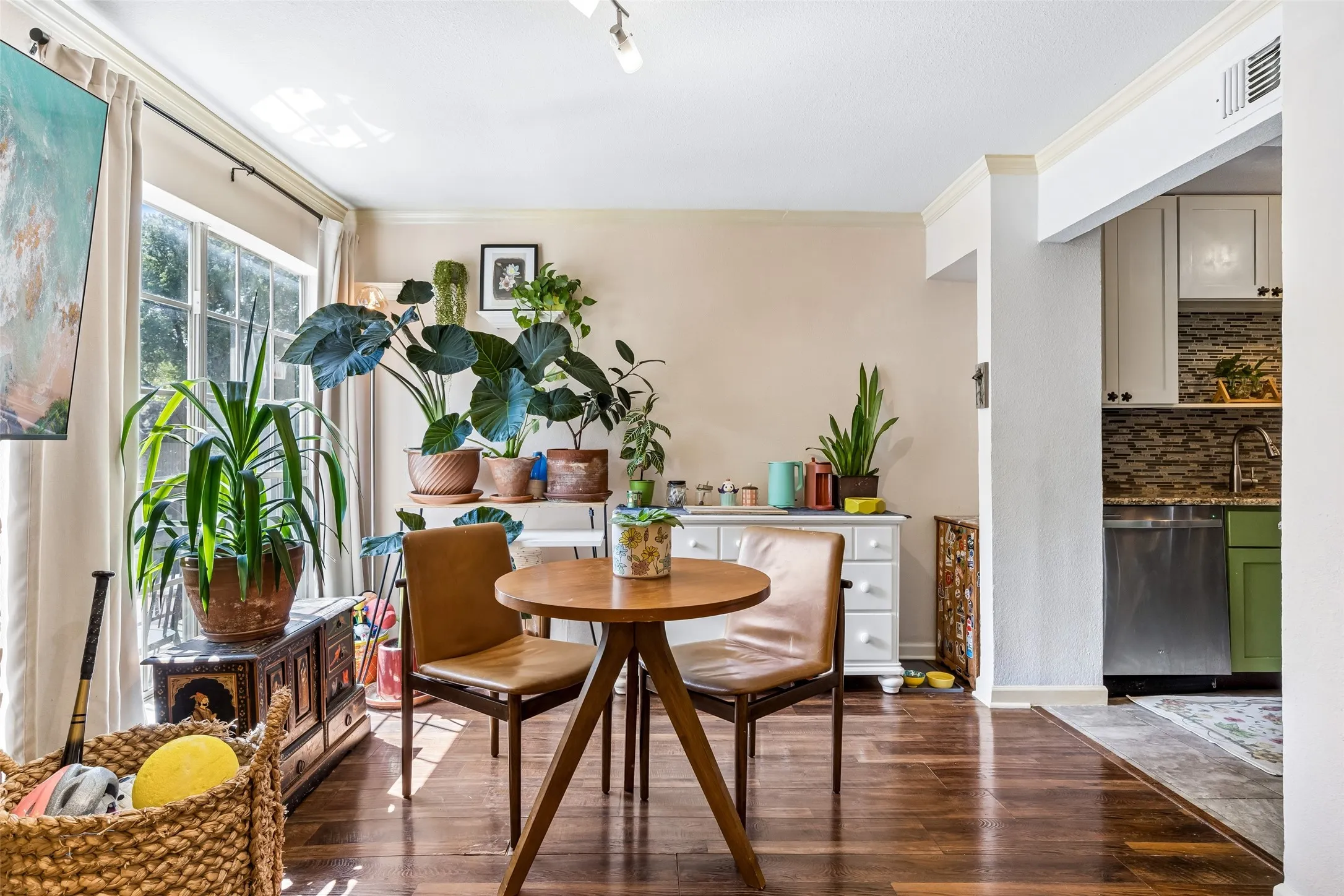 Condominium For Sale in Dallas County , 5757 Martel Avenue A11, Dallas, Texas 75206, 1 Bedroom, 2 Bathroom, Garage spaces, 768 Sqft, built in 1983, mls#21383512, Real Estate Agent in Dallas, Homes For Sale in Dallas county, Homes For Sale in Dallas, Realtor in Dallas Texas, Real Estate Brokerage Independent Realty Texas, Luminita Cordes Realtor