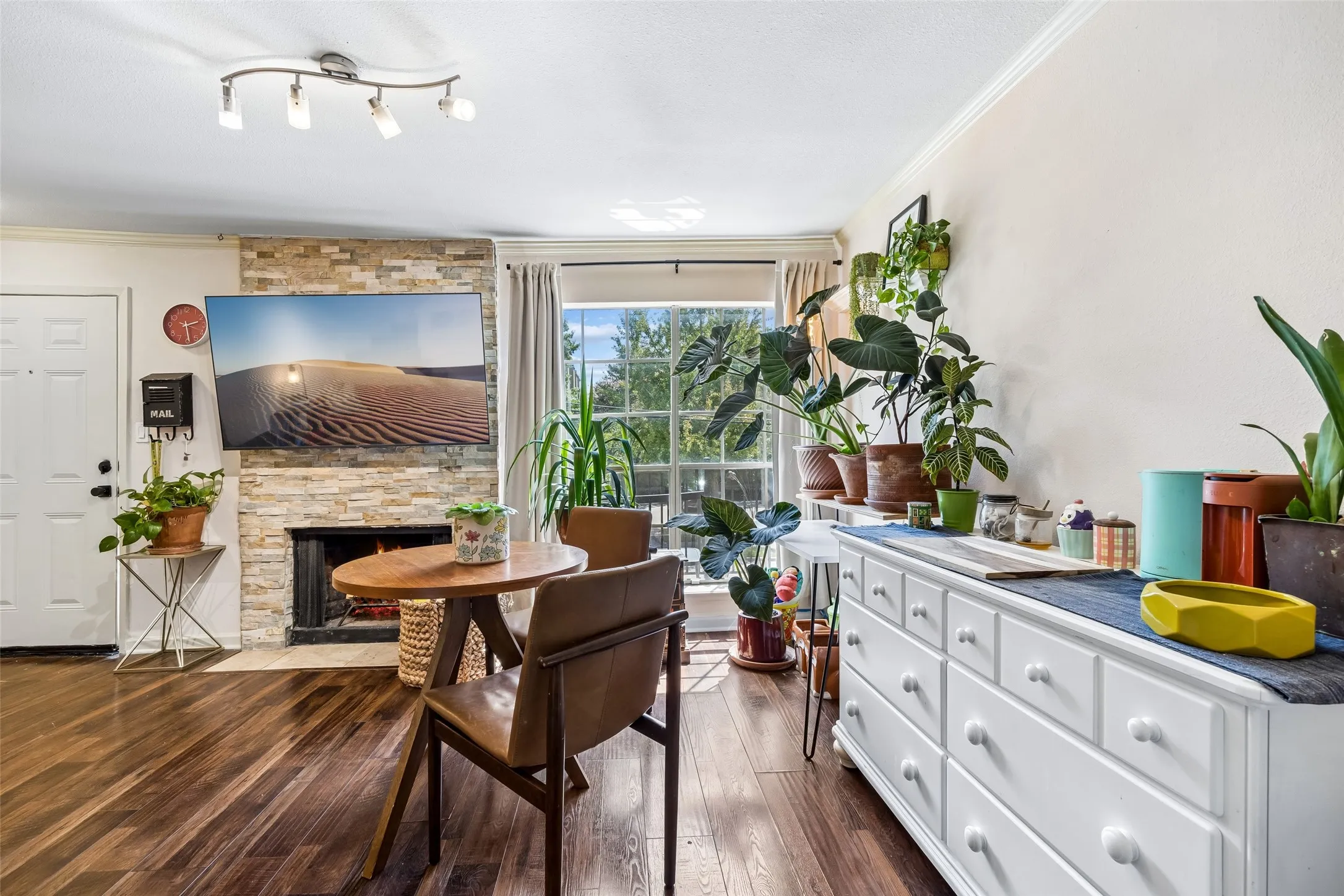 Condominium For Sale in Dallas County , 5757 Martel Avenue A11, Dallas, Texas 75206, 1 Bedroom, 2 Bathroom, Garage spaces, 768 Sqft, built in 1983, mls#21383512, Real Estate Agent in Dallas, Homes For Sale in Dallas county, Homes For Sale in Dallas, Realtor in Dallas Texas, Real Estate Brokerage Independent Realty Texas, Luminita Cordes Realtor