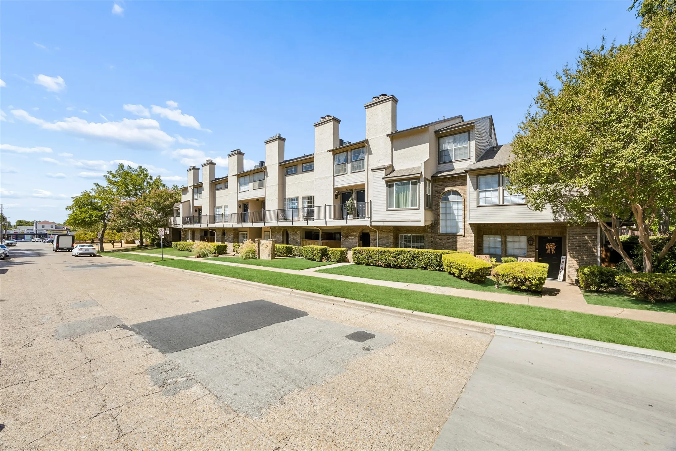 Condominium For Sale in Dallas County , 5757 Martel Avenue A11, Dallas, Texas 75206, 1 Bedroom, 2 Bathroom, Garage spaces, 768 Sqft, built in 1983, mls#21383512, Real Estate Agent in Dallas, Homes For Sale in Dallas county, Homes For Sale in Dallas, Realtor in Dallas Texas, Real Estate Brokerage Independent Realty Texas, Luminita Cordes Realtor