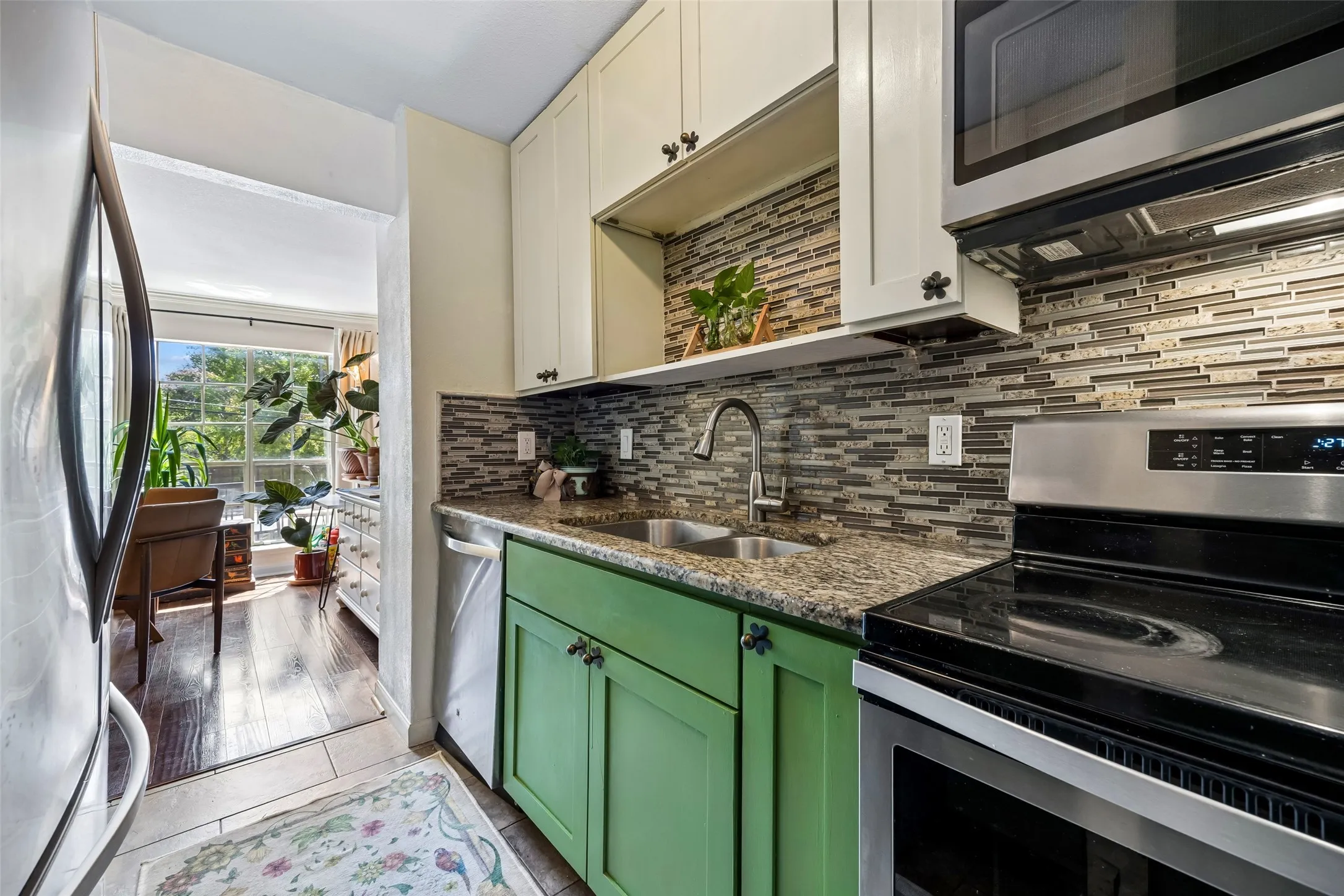 Condominium For Sale in Dallas County , 5757 Martel Avenue A11, Dallas, Texas 75206, 1 Bedroom, 2 Bathroom, Garage spaces, 768 Sqft, built in 1983, mls#21383512, Real Estate Agent in Dallas, Homes For Sale in Dallas county, Homes For Sale in Dallas, Realtor in Dallas Texas, Real Estate Brokerage Independent Realty Texas, Luminita Cordes Realtor