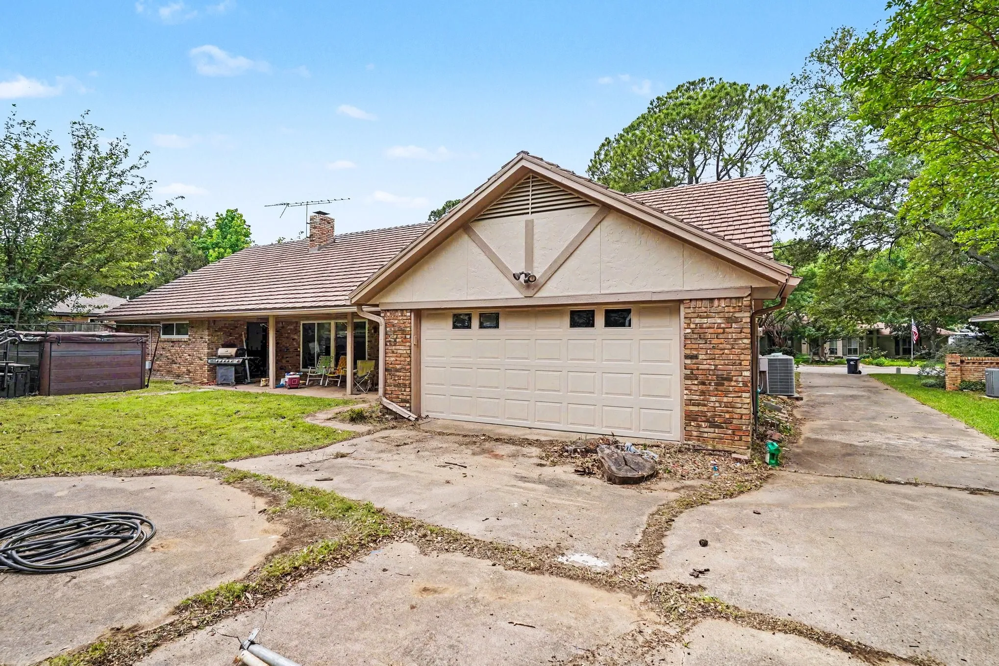 Single Family Residence For Sale in Denton County , 2149 Savannah Trail, Denton, Texas 76205, 4 Bedroom, 3 Bathroom, 2 Garage spaces, 2,205 Sqft, built in 1974, mls#21384266, Real Estate Agent in Denton, Homes For Sale in Denton county, Homes For Sale in Denton, Realtor in Denton Texas, Real Estate Brokerage Independent Realty Texas, Luminita Cordes Realtor