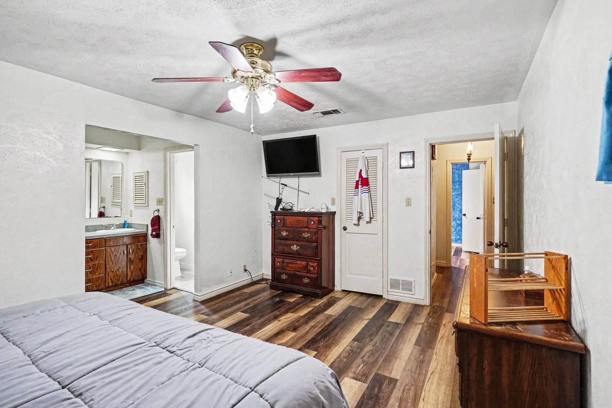Single Family Residence For Sale in Denton County , 2149 Savannah Trail, Denton, Texas 76205, 4 Bedroom, 3 Bathroom, 2 Garage spaces, 2,205 Sqft, built in 1974, mls#21384266, Real Estate Agent in Denton, Homes For Sale in Denton county, Homes For Sale in Denton, Realtor in Denton Texas, Real Estate Brokerage Independent Realty Texas, Luminita Cordes Realtor