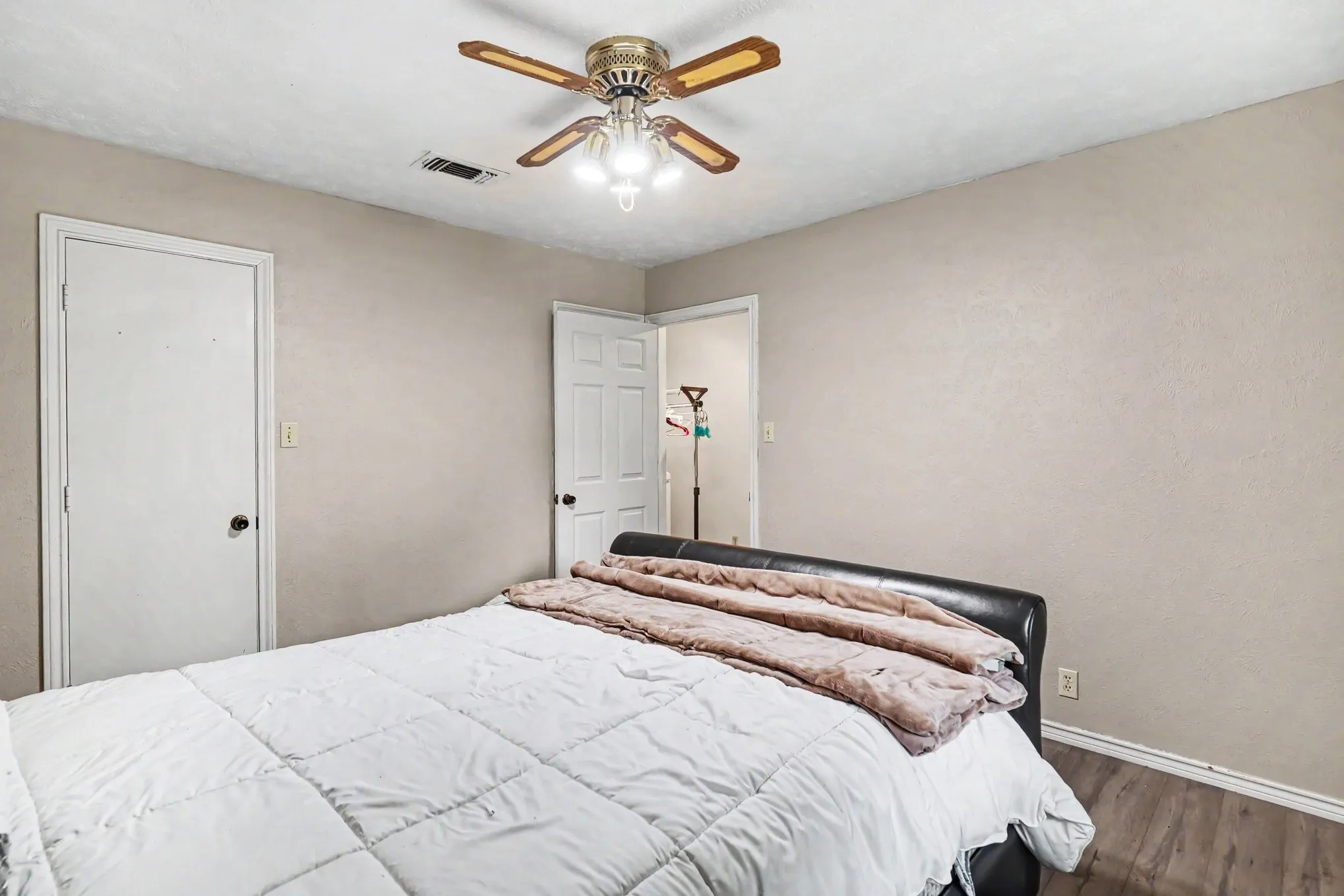 Single Family Residence For Sale in Denton County , 2149 Savannah Trail, Denton, Texas 76205, 4 Bedroom, 3 Bathroom, 2 Garage spaces, 2,205 Sqft, built in 1974, mls#21384266, Real Estate Agent in Denton, Homes For Sale in Denton county, Homes For Sale in Denton, Realtor in Denton Texas, Real Estate Brokerage Independent Realty Texas, Luminita Cordes Realtor