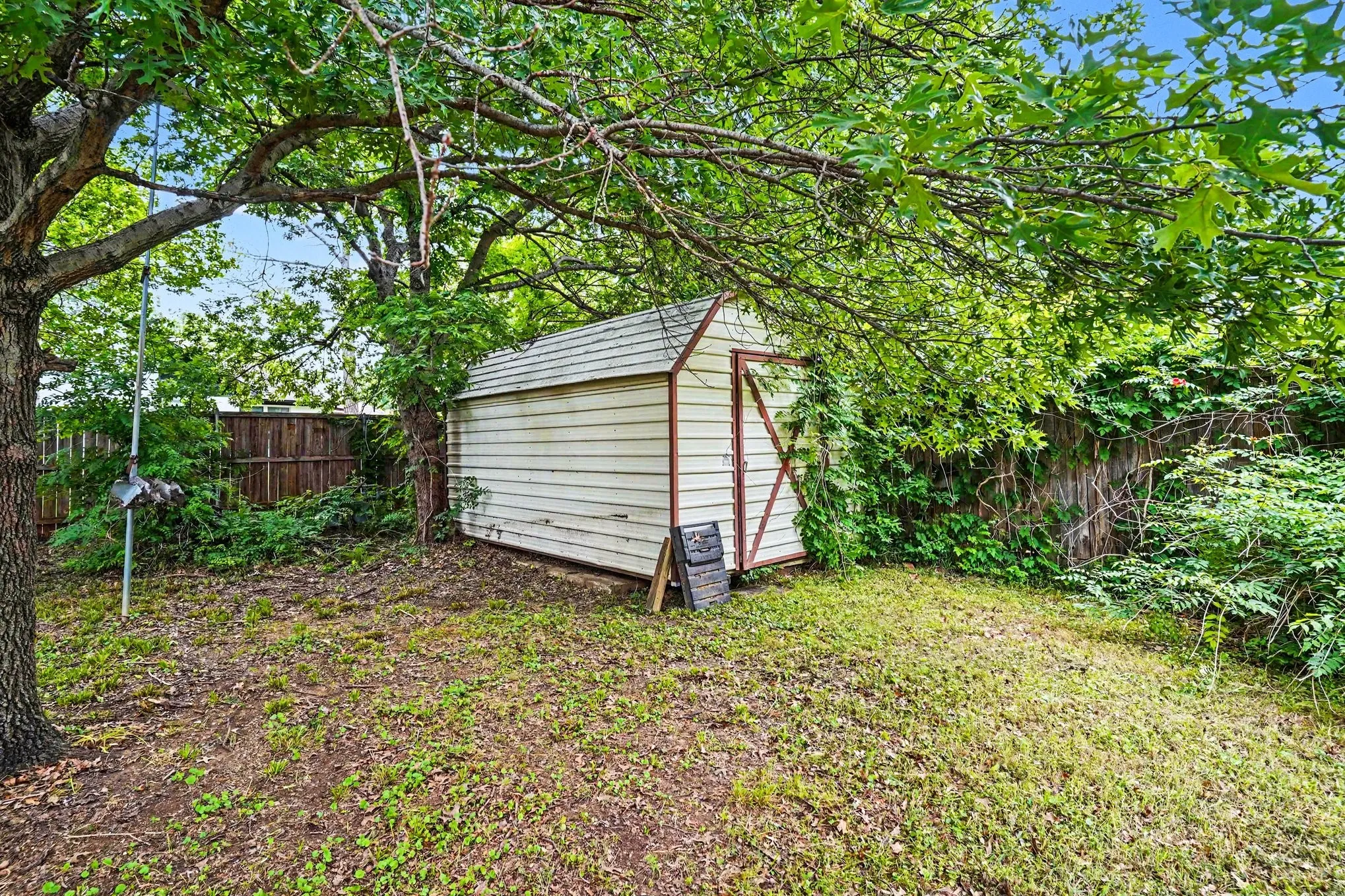 Single Family Residence For Sale in Denton County , 2149 Savannah Trail, Denton, Texas 76205, 4 Bedroom, 3 Bathroom, 2 Garage spaces, 2,205 Sqft, built in 1974, mls#21384266, Real Estate Agent in Denton, Homes For Sale in Denton county, Homes For Sale in Denton, Realtor in Denton Texas, Real Estate Brokerage Independent Realty Texas, Luminita Cordes Realtor