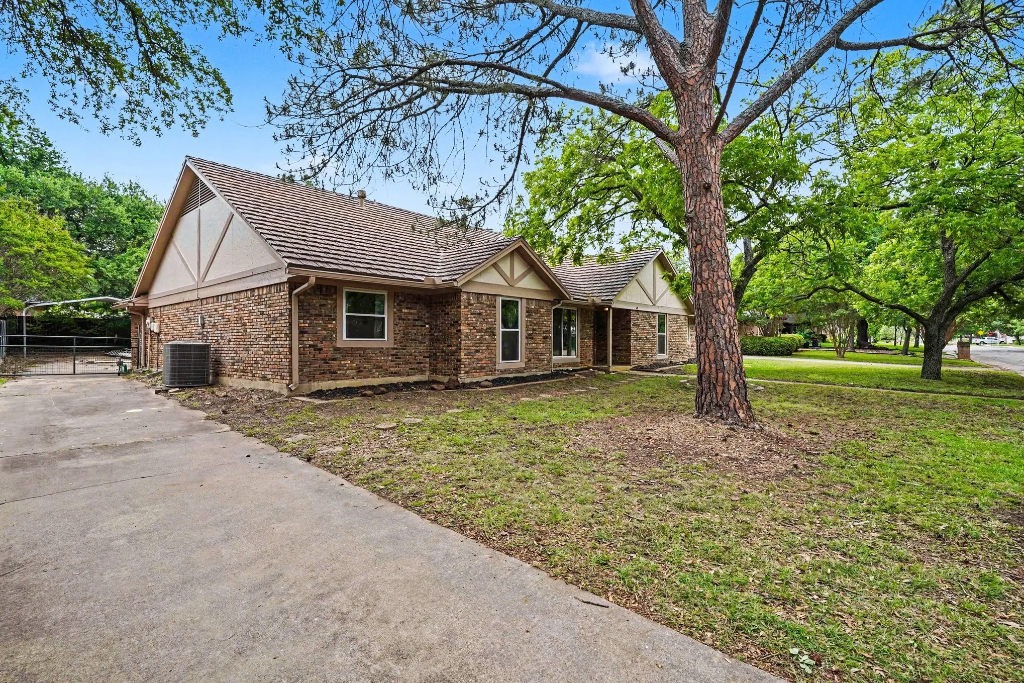 Single Family Residence For Sale in Denton County , 2149 Savannah Trail, Denton, Texas 76205, 4 Bedroom, 3 Bathroom, 2 Garage spaces, 2,205 Sqft, built in 1974, mls#21384266, Real Estate Agent in Denton, Homes For Sale in Denton county, Homes For Sale in Denton, Realtor in Denton Texas, Real Estate Brokerage Independent Realty Texas, Luminita Cordes Realtor