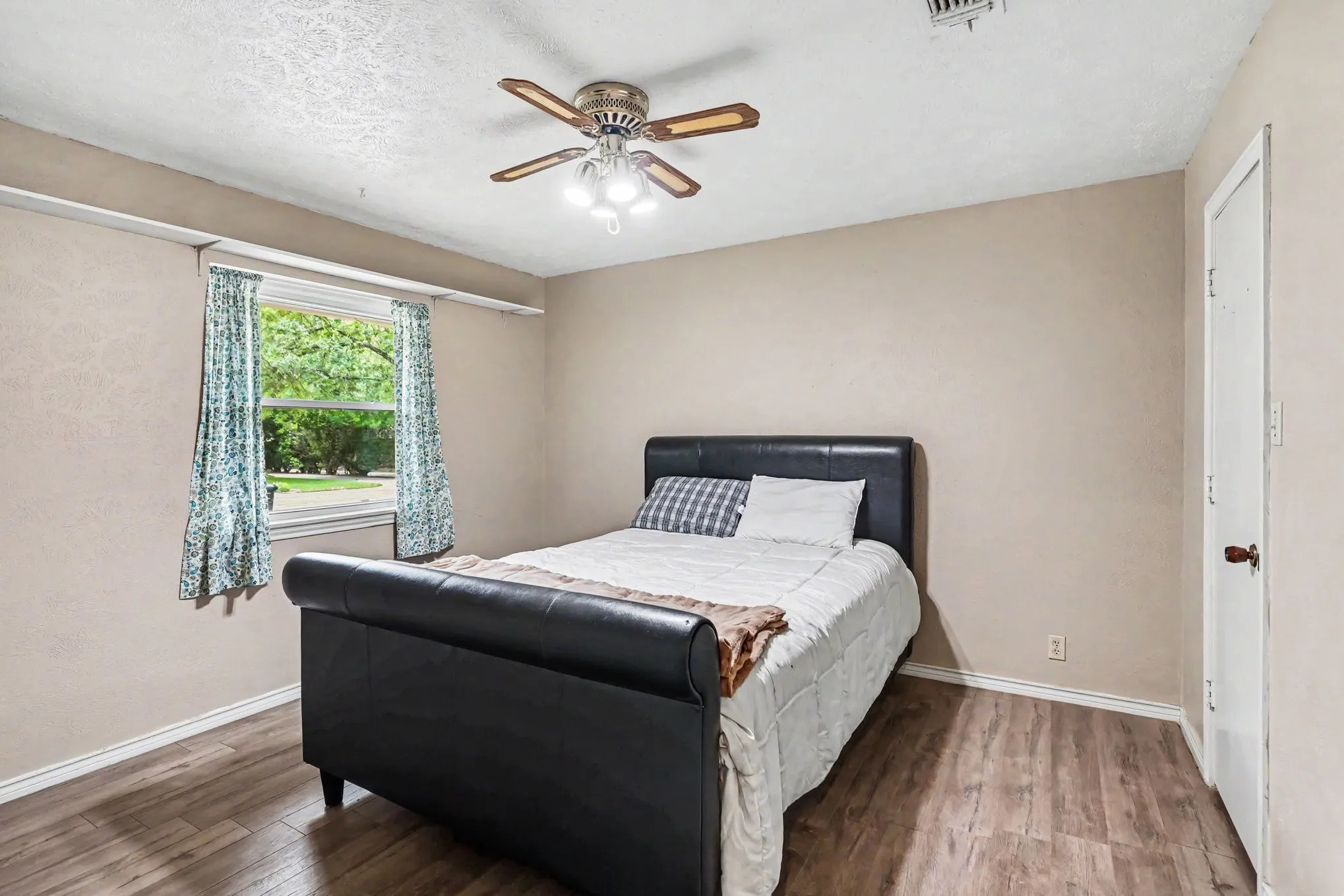 Single Family Residence For Sale in Denton County , 2149 Savannah Trail, Denton, Texas 76205, 4 Bedroom, 3 Bathroom, 2 Garage spaces, 2,205 Sqft, built in 1974, mls#21384266, Real Estate Agent in Denton, Homes For Sale in Denton county, Homes For Sale in Denton, Realtor in Denton Texas, Real Estate Brokerage Independent Realty Texas, Luminita Cordes Realtor
