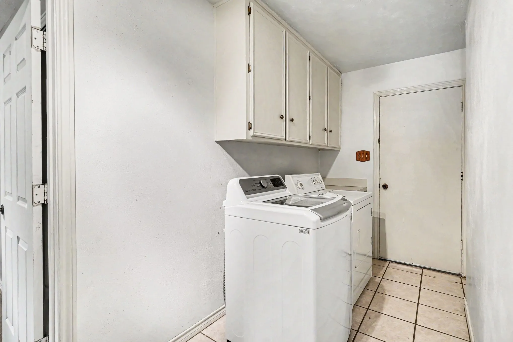 Single Family Residence For Sale in Denton County , 2149 Savannah Trail, Denton, Texas 76205, 4 Bedroom, 3 Bathroom, 2 Garage spaces, 2,205 Sqft, built in 1974, mls#21384266, Real Estate Agent in Denton, Homes For Sale in Denton county, Homes For Sale in Denton, Realtor in Denton Texas, Real Estate Brokerage Independent Realty Texas, Luminita Cordes Realtor