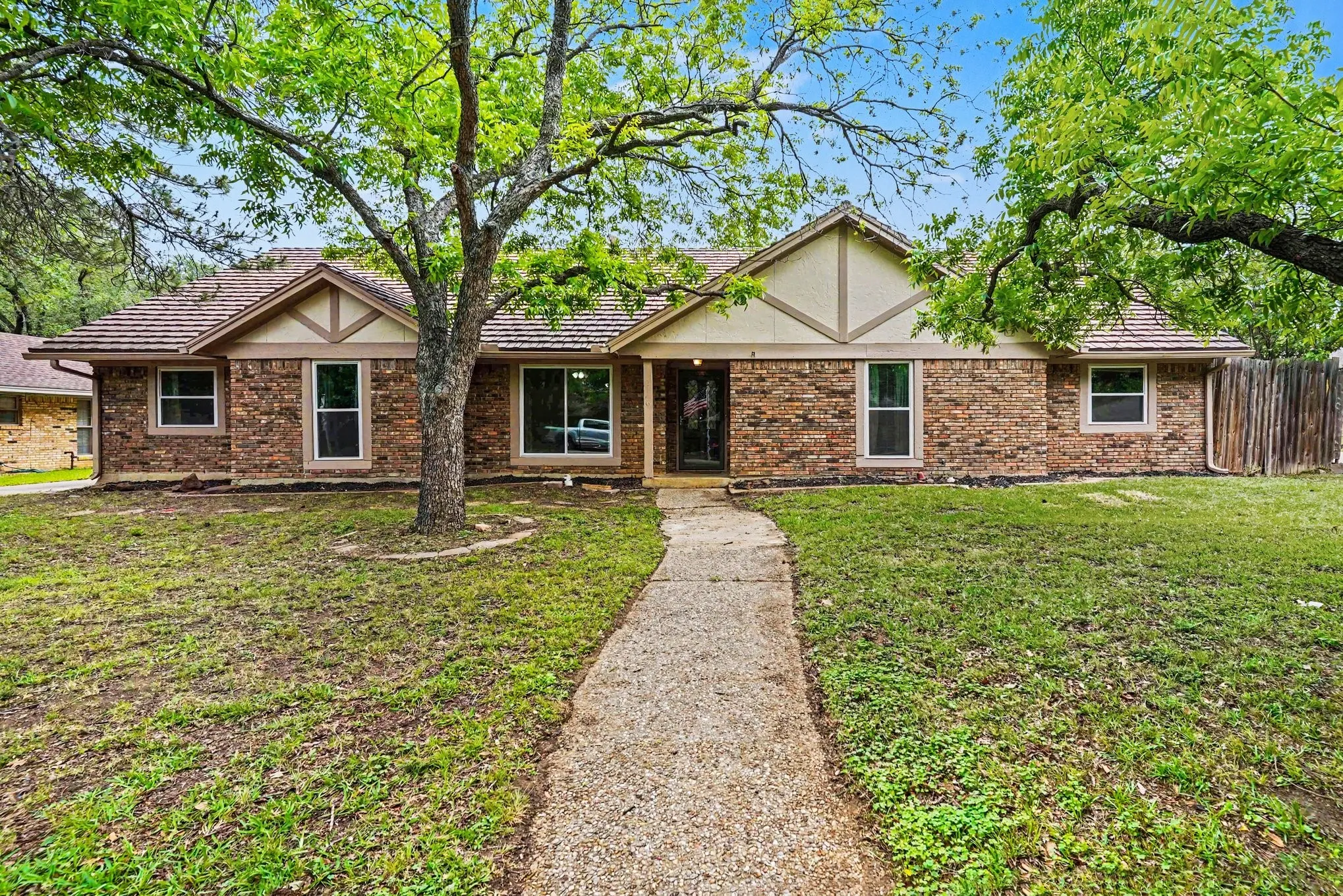 Single Family Residence For Sale in Denton County , 2149 Savannah Trail, Denton, Texas 76205, 4 Bedroom, 3 Bathroom, 2 Garage spaces, 2,205 Sqft, built in 1974, mls#21384266, Real Estate Agent in Denton, Homes For Sale in Denton county, Homes For Sale in Denton, Realtor in Denton Texas, Real Estate Brokerage Independent Realty Texas, Luminita Cordes Realtor