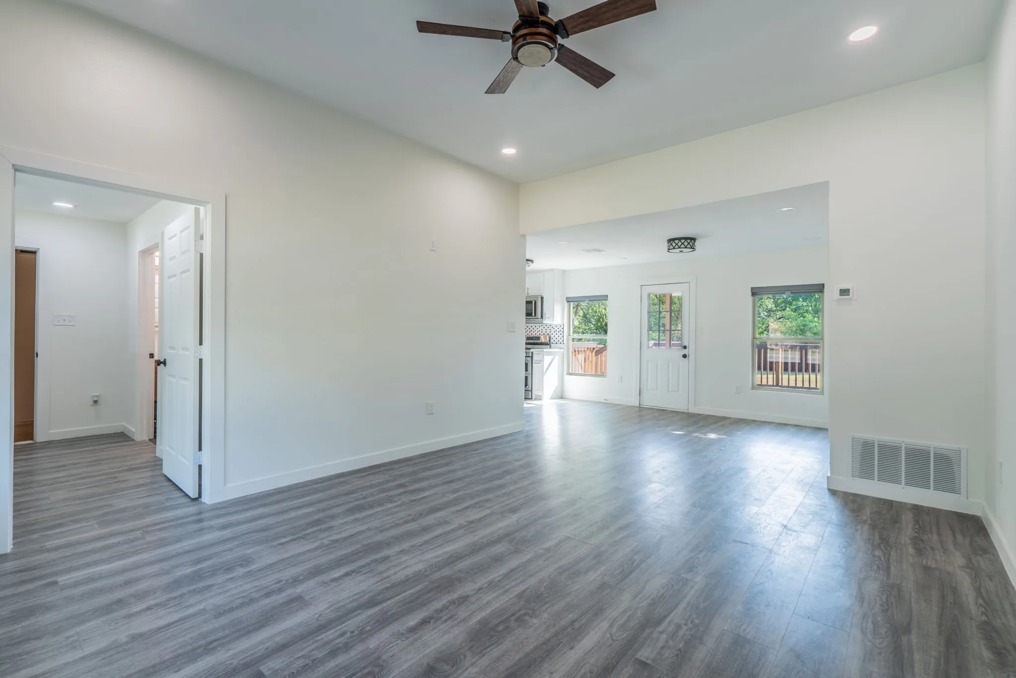 Single Family Residence For Sale in Collin County , 1808 N Waddill Street, Mc Kinney, Texas 75069, 3 Bedroom, 2 Bathroom, 2 Garage spaces, 1,178 Sqft, built in 1970, mls#21375645, Real Estate Agent in Mc Kinney, Homes For Sale in Collin county, Homes For Sale in Mc Kinney, Realtor in Mc Kinney Texas, Real Estate Brokerage Independent Realty Texas, Luminita Cordes Realtor