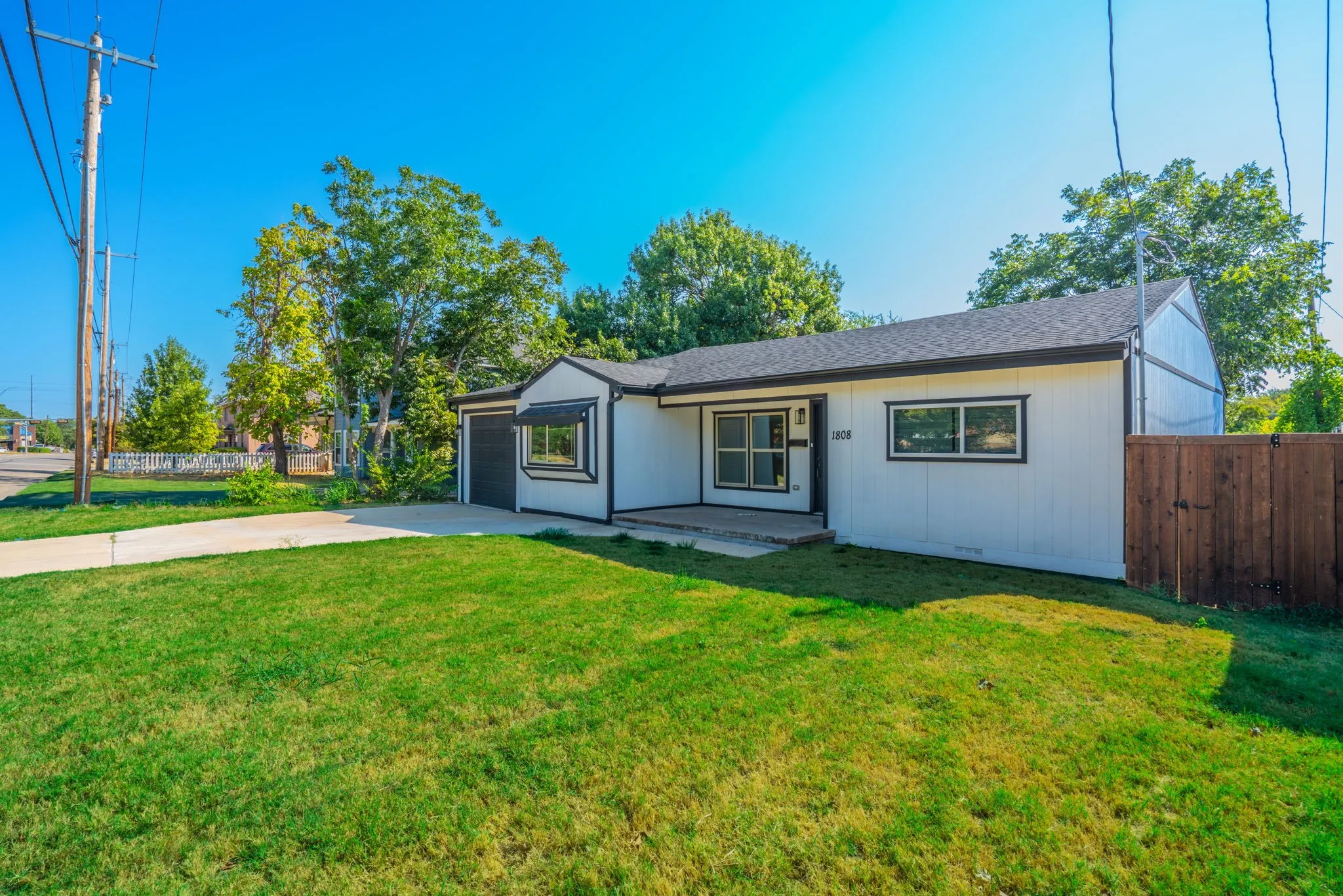 Single Family Residence For Sale in Collin County , 1808 N Waddill Street, Mc Kinney, Texas 75069, 3 Bedroom, 2 Bathroom, 2 Garage spaces, 1,178 Sqft, built in 1970, mls#21375645, Real Estate Agent in Mc Kinney, Homes For Sale in Collin county, Homes For Sale in Mc Kinney, Realtor in Mc Kinney Texas, Real Estate Brokerage Independent Realty Texas, Luminita Cordes Realtor