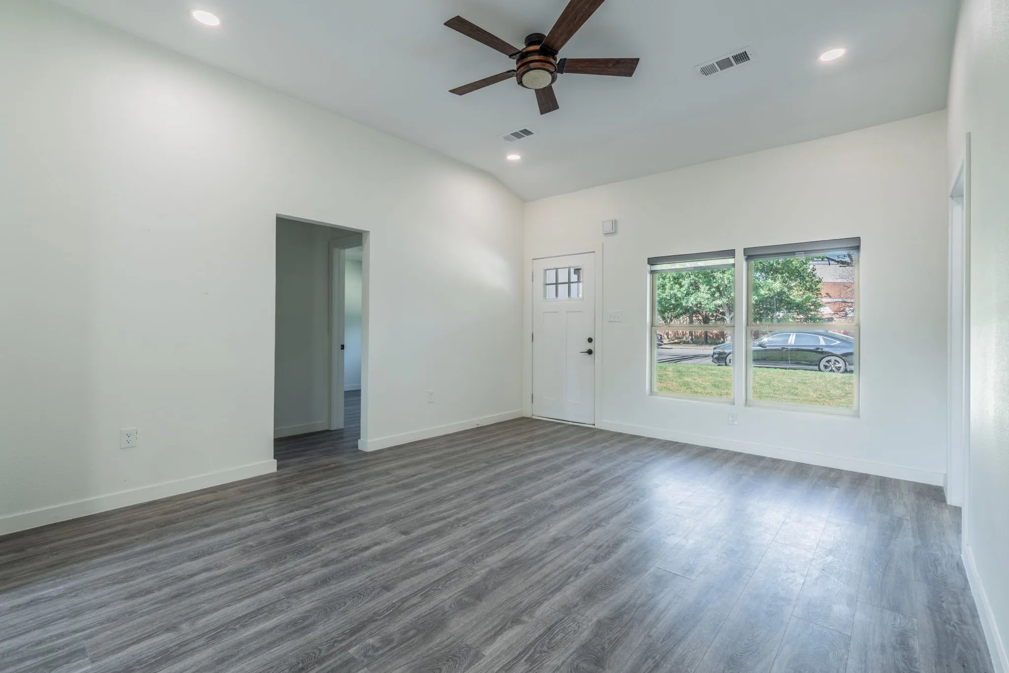 Single Family Residence For Sale in Collin County , 1808 N Waddill Street, Mc Kinney, Texas 75069, 3 Bedroom, 2 Bathroom, 2 Garage spaces, 1,178 Sqft, built in 1970, mls#21375645, Real Estate Agent in Mc Kinney, Homes For Sale in Collin county, Homes For Sale in Mc Kinney, Realtor in Mc Kinney Texas, Real Estate Brokerage Independent Realty Texas, Luminita Cordes Realtor