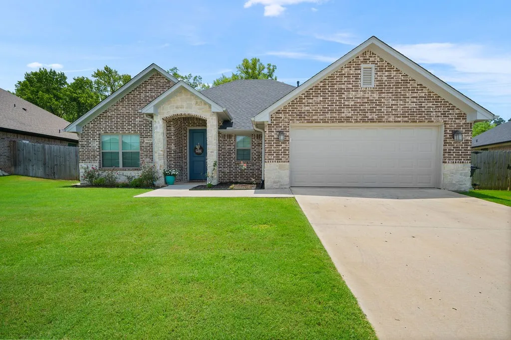 Single Family Residence For Sale in Smith County , 11479 Lindsey Garden Drive, Tyler, Texas 75709, 3 Bedroom, 2 Bathroom, 2 Garage spaces, 1,700 Sqft, built in 2021, mls#21384302, Real Estate Agent in Tyler, Homes For Sale in Smith county, Homes For Sale in Tyler, Realtor in Tyler Texas, Real Estate Brokerage Independent Realty Texas, Luminita Cordes Realtor