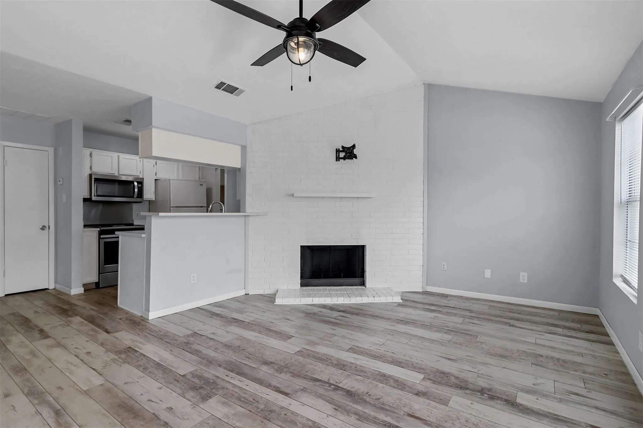 Condominium For Rent in Collin County , 2400 Jupiter Road E2, Plano, Texas 75074, 2 Bedroom, 1 Bathroom, Garage spaces, 800 Sqft, built in 1985, mls#21384313, Real Estate Agent in Plano, Homes For Rent in Collin county, Homes For Rent in Plano, Realtor in Plano Texas, Real Estate Brokerage Independent Realty Texas, Luminita Cordes Realtor