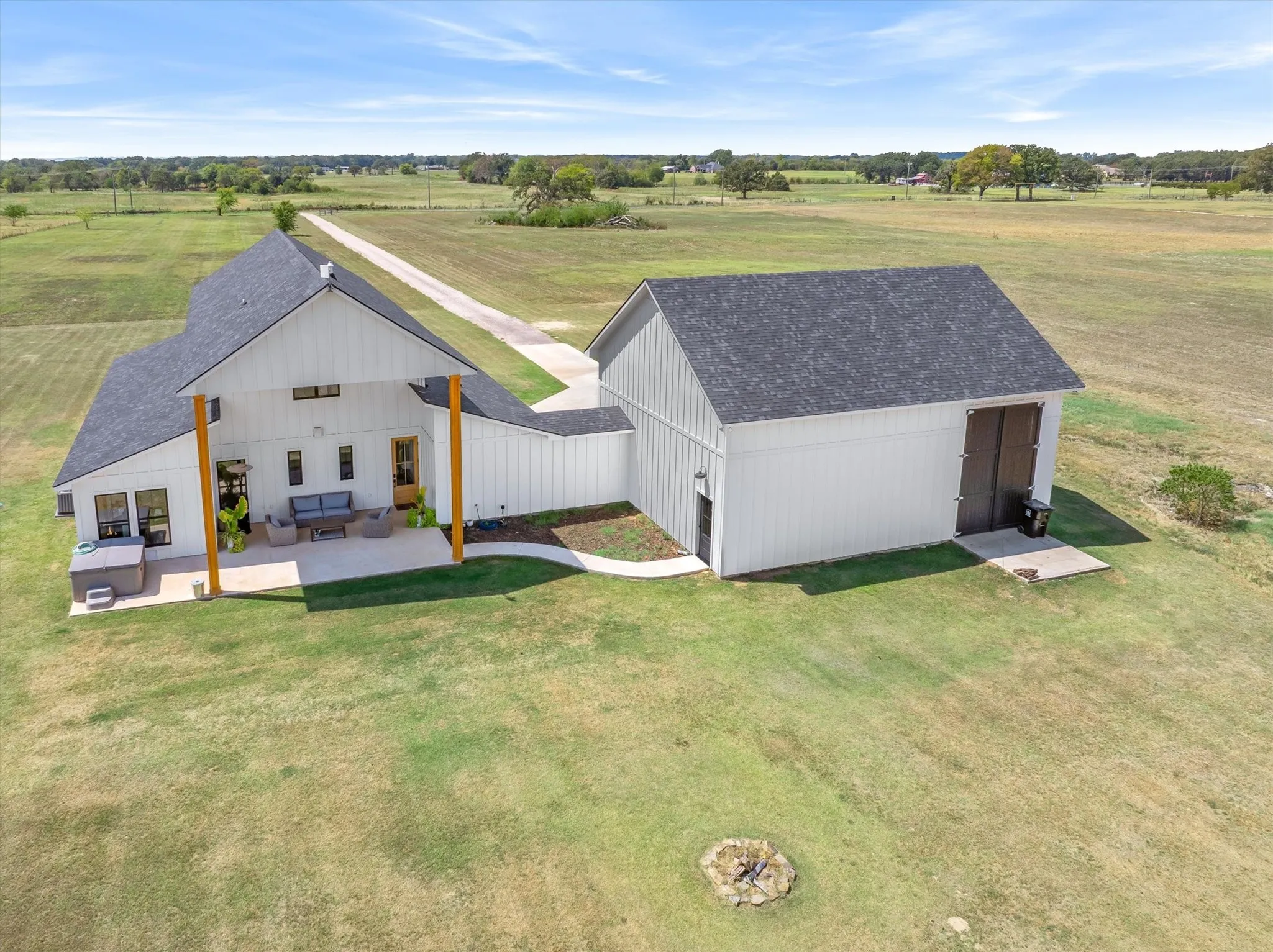 Single Family Residence For Sale in Van Zandt County , 586 VZ County Road 1504, Van, Texas 75790, 4 Bedroom, 4 Bathroom, 3 Garage spaces, 2,912 Sqft, built in 2024, mls#21383903, Real Estate Agent in Van, Homes For Sale in Van Zandt county, Homes For Sale in Van, Realtor in Van Texas, Real Estate Brokerage Independent Realty Texas, Luminita Cordes Realtor