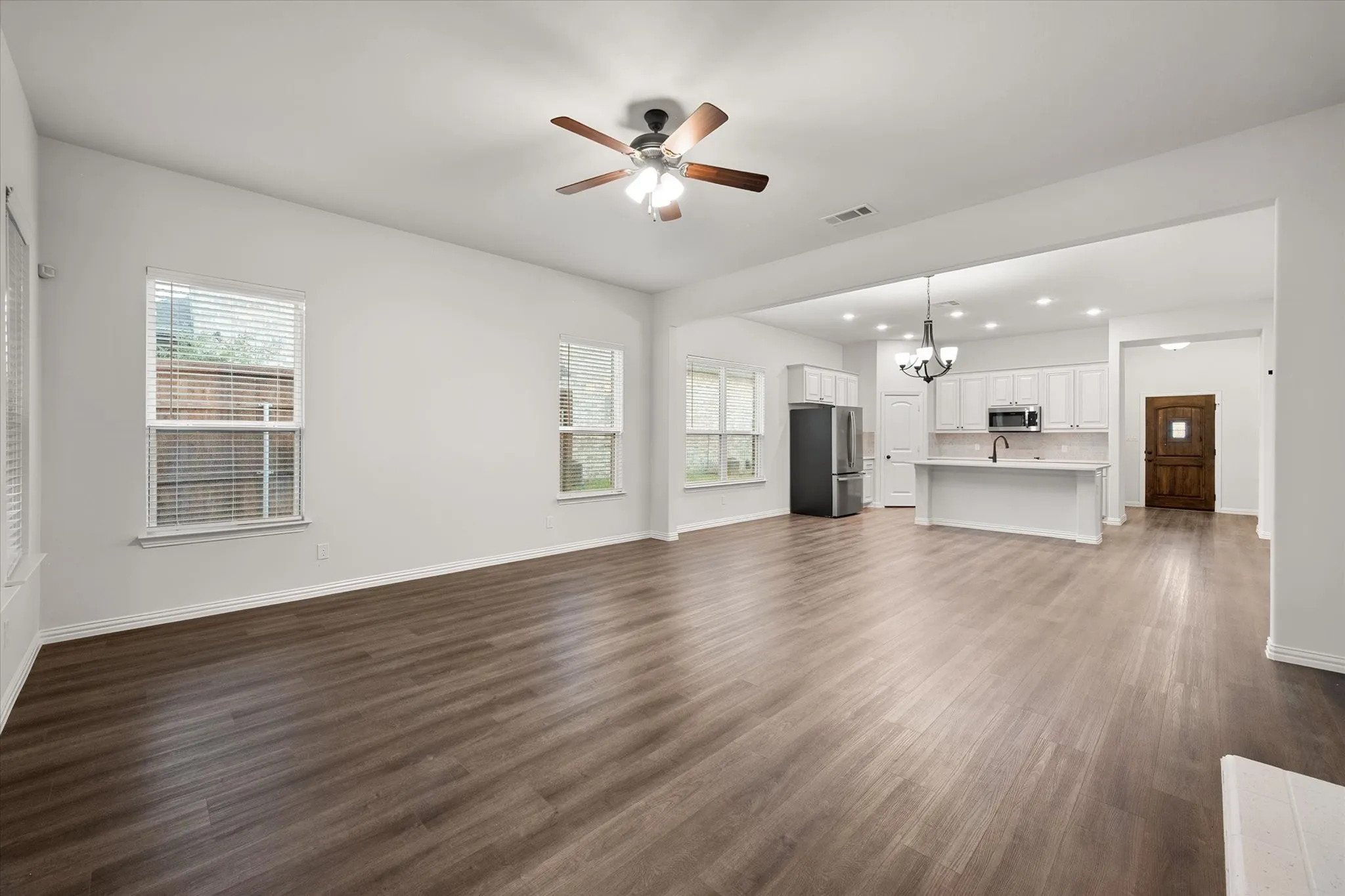 Single Family Residence For Sale in Navarro County , 16 Dobbins Crossing, Corsicana, Texas 75110, 3 Bedroom, 2 Bathroom, 2 Garage spaces, 1,998 Sqft, built in 2022, mls#21383036, Real Estate Agent in Corsicana, Homes For Sale in Navarro county, Homes For Sale in Corsicana, Realtor in Corsicana Texas, Real Estate Brokerage Independent Realty Texas, Luminita Cordes Realtor