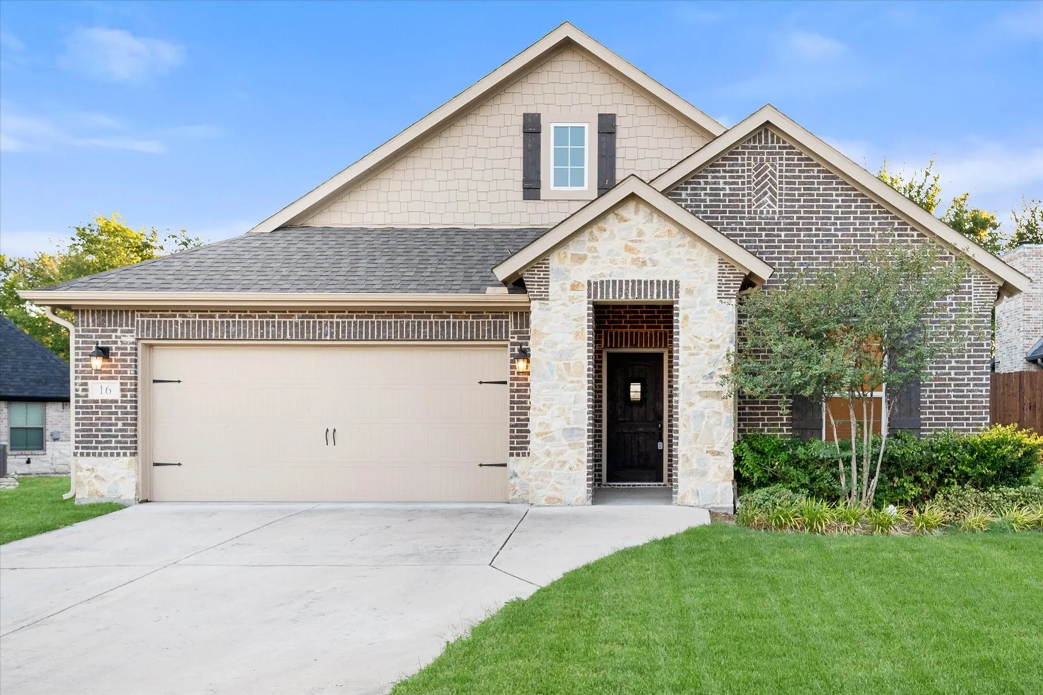 Single Family Residence For Sale in Navarro County , 16 Dobbins Crossing, Corsicana, Texas 75110, 3 Bedroom, 2 Bathroom, 2 Garage spaces, 1,998 Sqft, built in 2022, mls#21383036, Real Estate Agent in Corsicana, Homes For Sale in Navarro county, Homes For Sale in Corsicana, Realtor in Corsicana Texas, Real Estate Brokerage Independent Realty Texas, Luminita Cordes Realtor