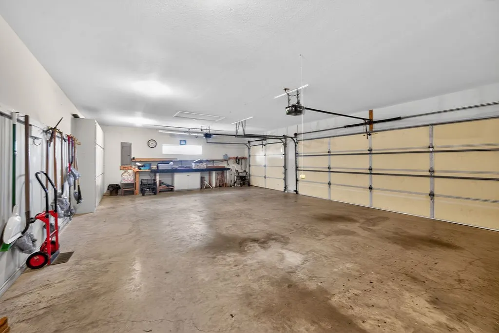 Single Family Residence For Sale in Henderson County , 800 Rico Drive, Athens, Texas 75751, 3 Bedroom, 2 Bathroom, 3 Garage spaces, 2,199 Sqft, built in 2001, mls#21384330, Real Estate Agent in Athens, Homes For Sale in Henderson county, Homes For Sale in Athens, Realtor in Athens Texas, Real Estate Brokerage Independent Realty Texas, Luminita Cordes Realtor