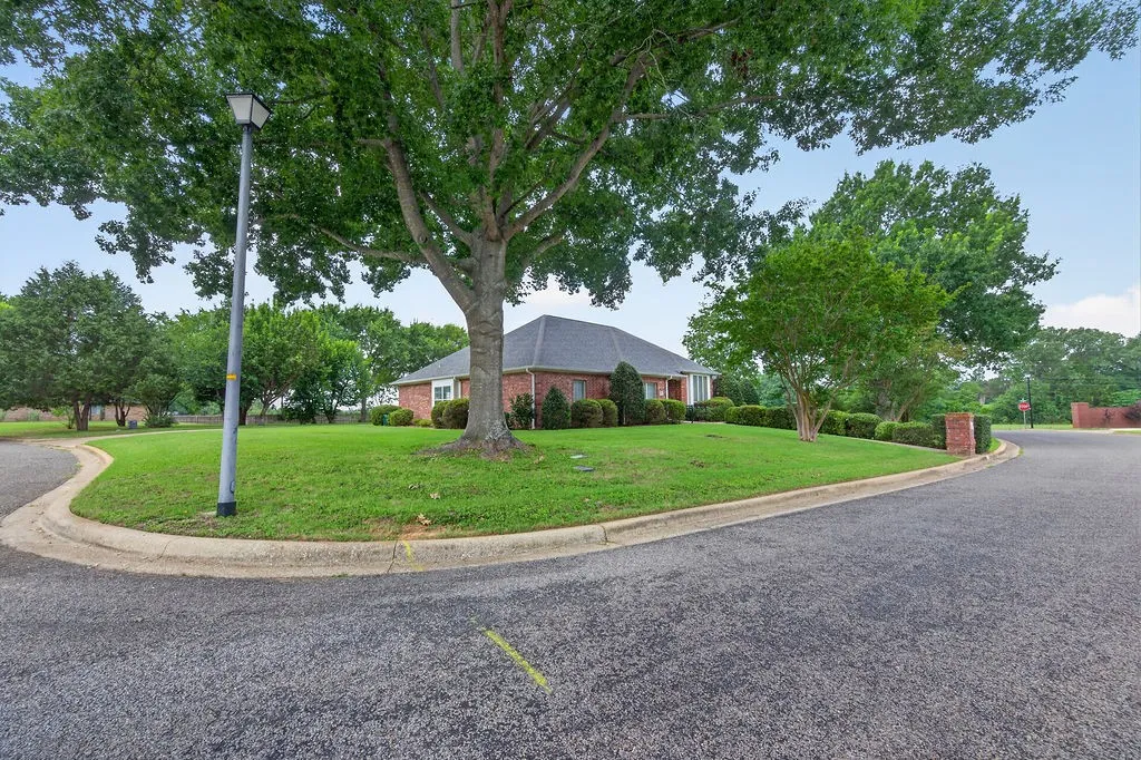 Single Family Residence For Sale in Henderson County , 800 Rico Drive, Athens, Texas 75751, 3 Bedroom, 2 Bathroom, 3 Garage spaces, 2,199 Sqft, built in 2001, mls#21384330, Real Estate Agent in Athens, Homes For Sale in Henderson county, Homes For Sale in Athens, Realtor in Athens Texas, Real Estate Brokerage Independent Realty Texas, Luminita Cordes Realtor