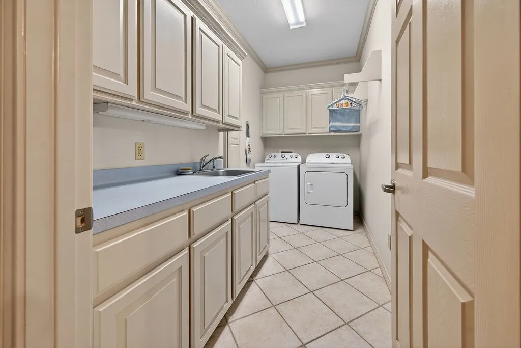 Single Family Residence For Sale in Henderson County , 800 Rico Drive, Athens, Texas 75751, 3 Bedroom, 2 Bathroom, 3 Garage spaces, 2,199 Sqft, built in 2001, mls#21384330, Real Estate Agent in Athens, Homes For Sale in Henderson county, Homes For Sale in Athens, Realtor in Athens Texas, Real Estate Brokerage Independent Realty Texas, Luminita Cordes Realtor