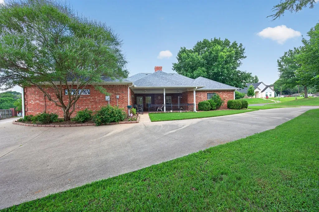 Single Family Residence For Sale in Henderson County , 800 Rico Drive, Athens, Texas 75751, 3 Bedroom, 2 Bathroom, 3 Garage spaces, 2,199 Sqft, built in 2001, mls#21384330, Real Estate Agent in Athens, Homes For Sale in Henderson county, Homes For Sale in Athens, Realtor in Athens Texas, Real Estate Brokerage Independent Realty Texas, Luminita Cordes Realtor