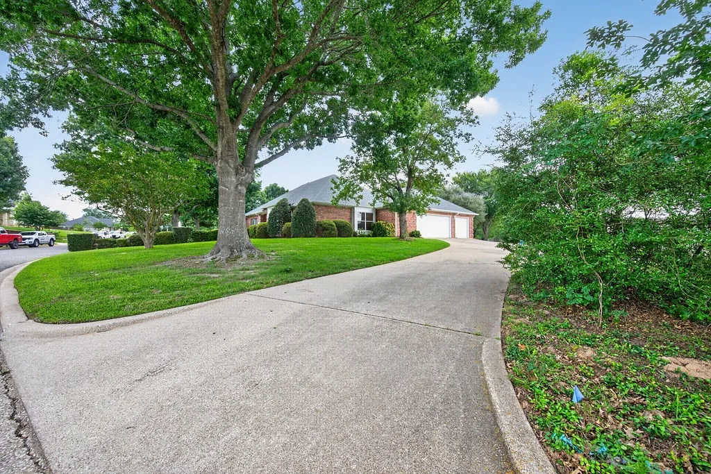 Single Family Residence For Sale in Henderson County , 800 Rico Drive, Athens, Texas 75751, 3 Bedroom, 2 Bathroom, 3 Garage spaces, 2,199 Sqft, built in 2001, mls#21384330, Real Estate Agent in Athens, Homes For Sale in Henderson county, Homes For Sale in Athens, Realtor in Athens Texas, Real Estate Brokerage Independent Realty Texas, Luminita Cordes Realtor