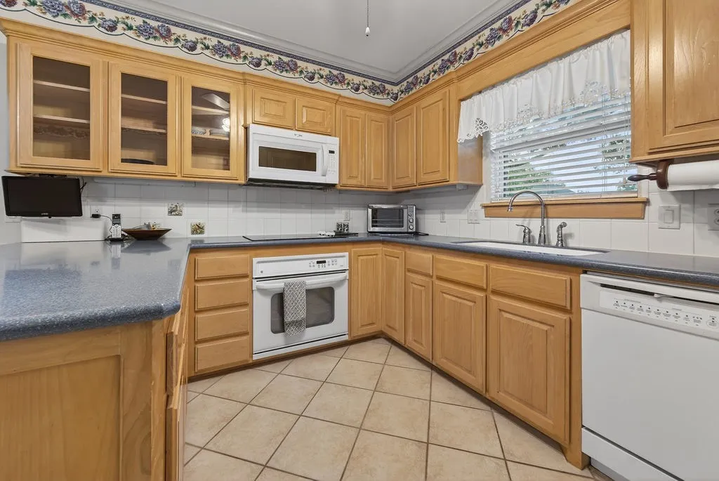 Single Family Residence For Sale in Henderson County , 800 Rico Drive, Athens, Texas 75751, 3 Bedroom, 2 Bathroom, 3 Garage spaces, 2,199 Sqft, built in 2001, mls#21384330, Real Estate Agent in Athens, Homes For Sale in Henderson county, Homes For Sale in Athens, Realtor in Athens Texas, Real Estate Brokerage Independent Realty Texas, Luminita Cordes Realtor