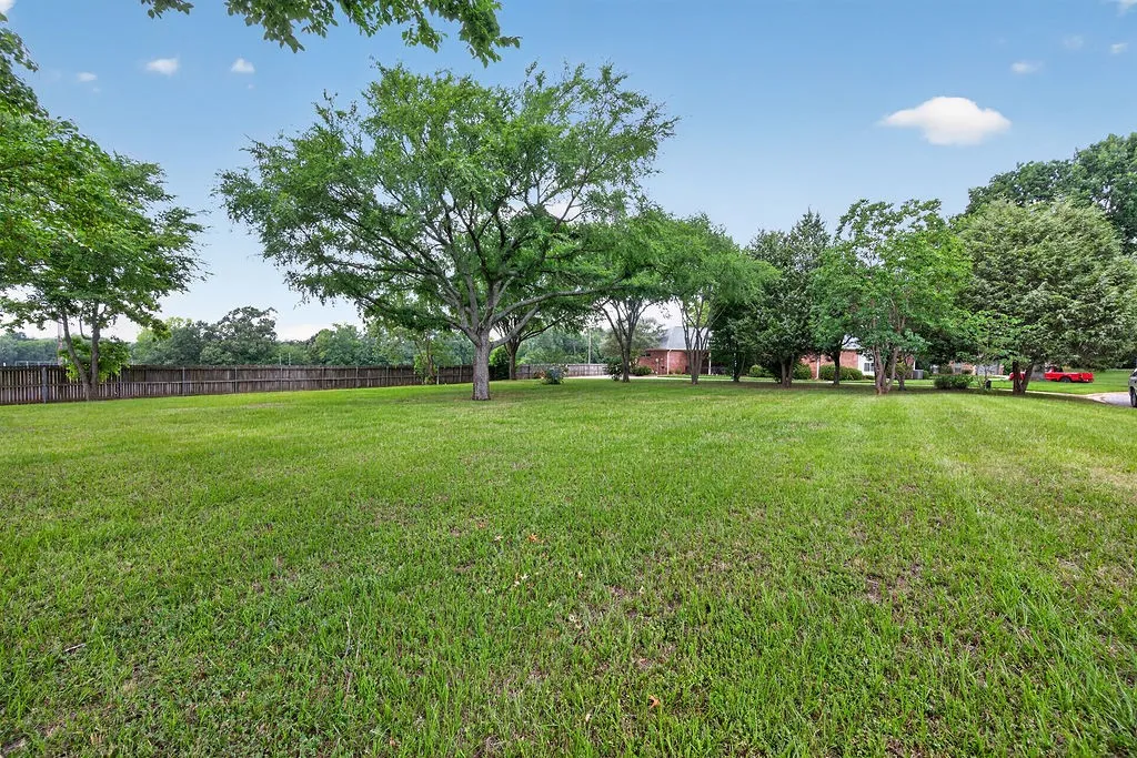 Single Family Residence For Sale in Henderson County , 800 Rico Drive, Athens, Texas 75751, 3 Bedroom, 2 Bathroom, 3 Garage spaces, 2,199 Sqft, built in 2001, mls#21384330, Real Estate Agent in Athens, Homes For Sale in Henderson county, Homes For Sale in Athens, Realtor in Athens Texas, Real Estate Brokerage Independent Realty Texas, Luminita Cordes Realtor