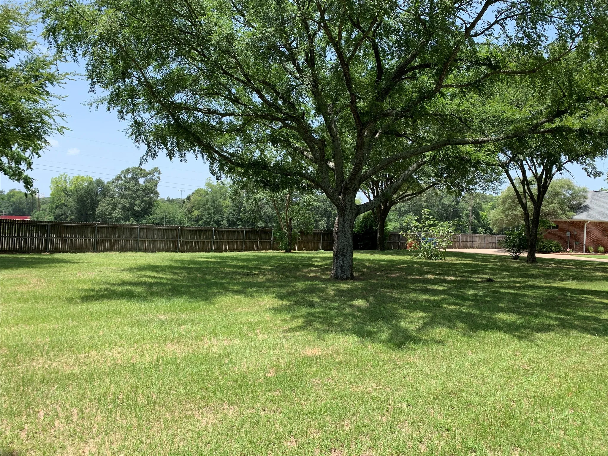 Single Family Residence For Sale in Henderson County , 800 Rico Drive, Athens, Texas 75751, 3 Bedroom, 2 Bathroom, 3 Garage spaces, 2,199 Sqft, built in 2001, mls#21384330, Real Estate Agent in Athens, Homes For Sale in Henderson county, Homes For Sale in Athens, Realtor in Athens Texas, Real Estate Brokerage Independent Realty Texas, Luminita Cordes Realtor