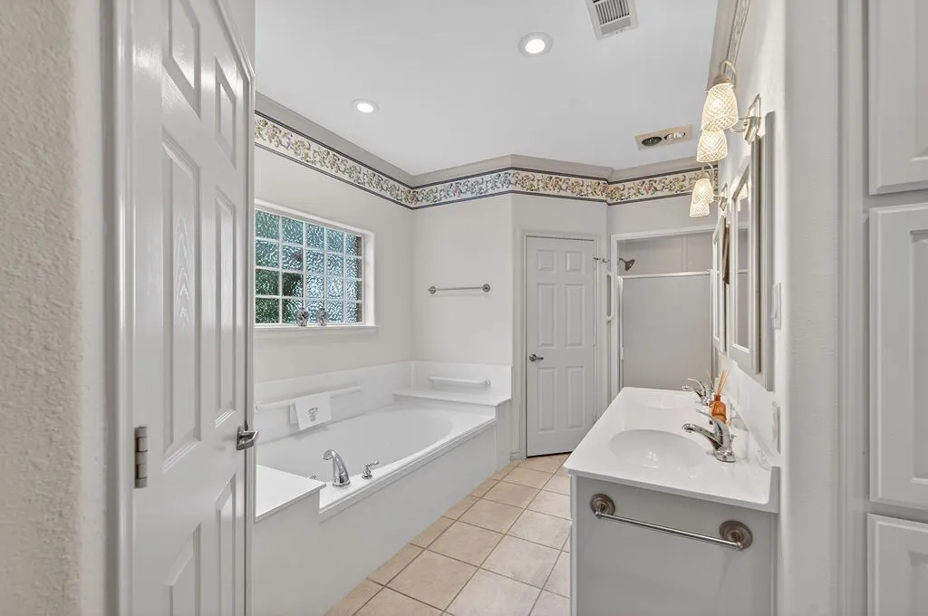 Single Family Residence For Sale in Henderson County , 800 Rico Drive, Athens, Texas 75751, 3 Bedroom, 2 Bathroom, 3 Garage spaces, 2,199 Sqft, built in 2001, mls#21384330, Real Estate Agent in Athens, Homes For Sale in Henderson county, Homes For Sale in Athens, Realtor in Athens Texas, Real Estate Brokerage Independent Realty Texas, Luminita Cordes Realtor