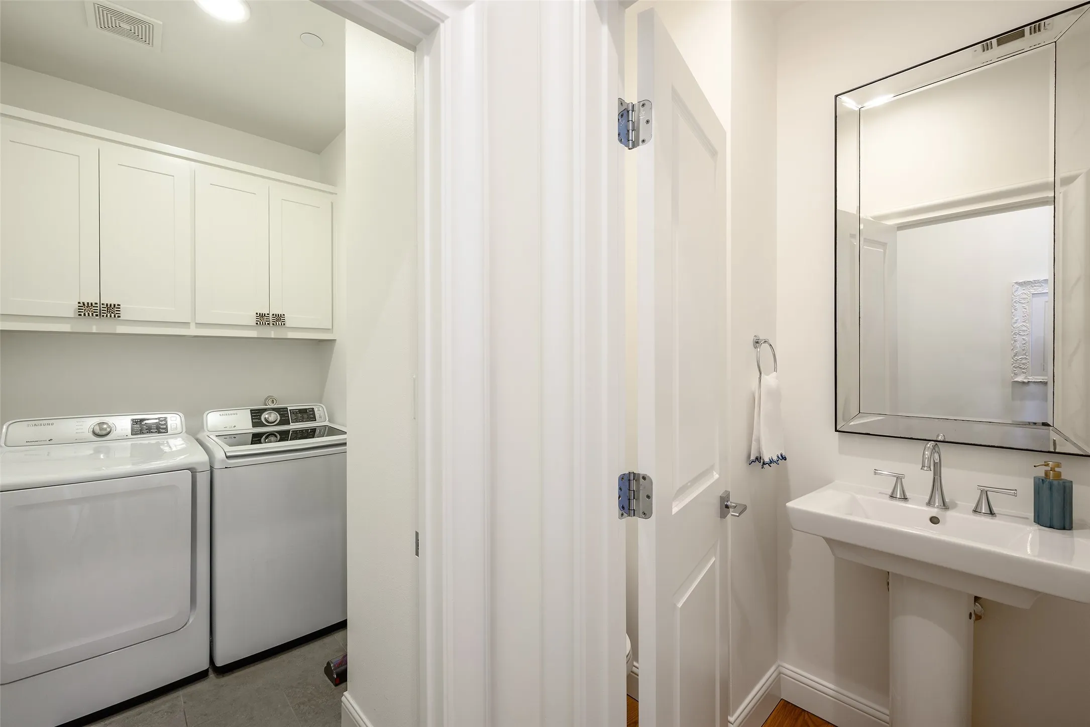 Townhouse For Sale in Dallas County , 3449 Milton Avenue 1, University Park, Texas 75205, 3 Bedroom, 4 Bathroom, 2 Garage spaces, 2,106 Sqft, built in 2015, mls#21376210, Real Estate Agent in University Park, Homes For Sale in Dallas county, Homes For Sale in University Park, Realtor in University Park Texas, Real Estate Brokerage Independent Realty Texas, Luminita Cordes Realtor