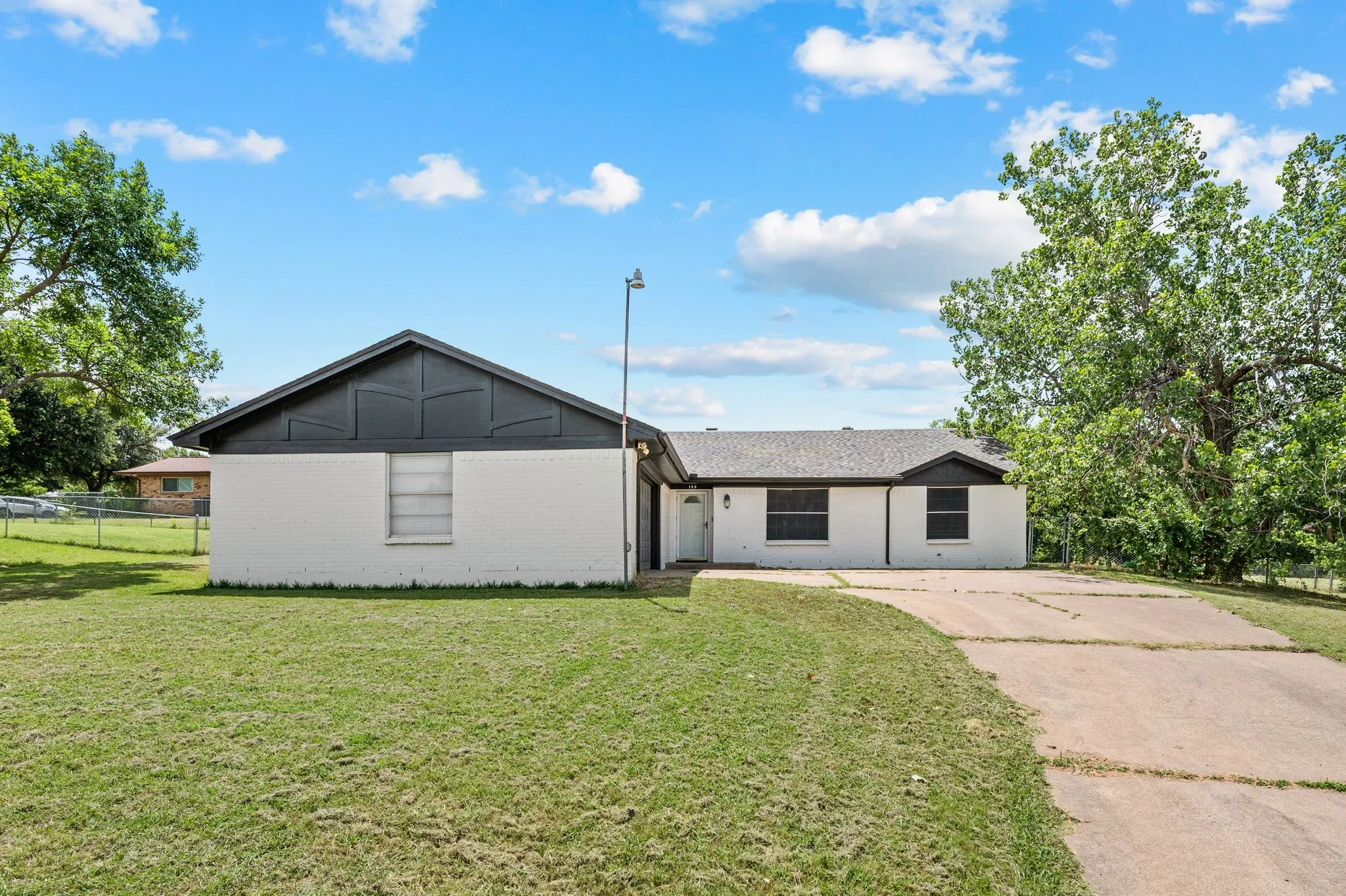 Single Family Residence For Sale in Johnson County , 103 Park Trail Place, Joshua, Texas 76058, 3 Bedroom, 2 Bathroom, 2 Garage spaces, 1,888 Sqft, built in 1973, mls#21384329, Real Estate Agent in Joshua, Homes For Sale in Johnson county, Homes For Sale in Joshua, Realtor in Joshua Texas, Real Estate Brokerage Independent Realty Texas, Luminita Cordes Realtor