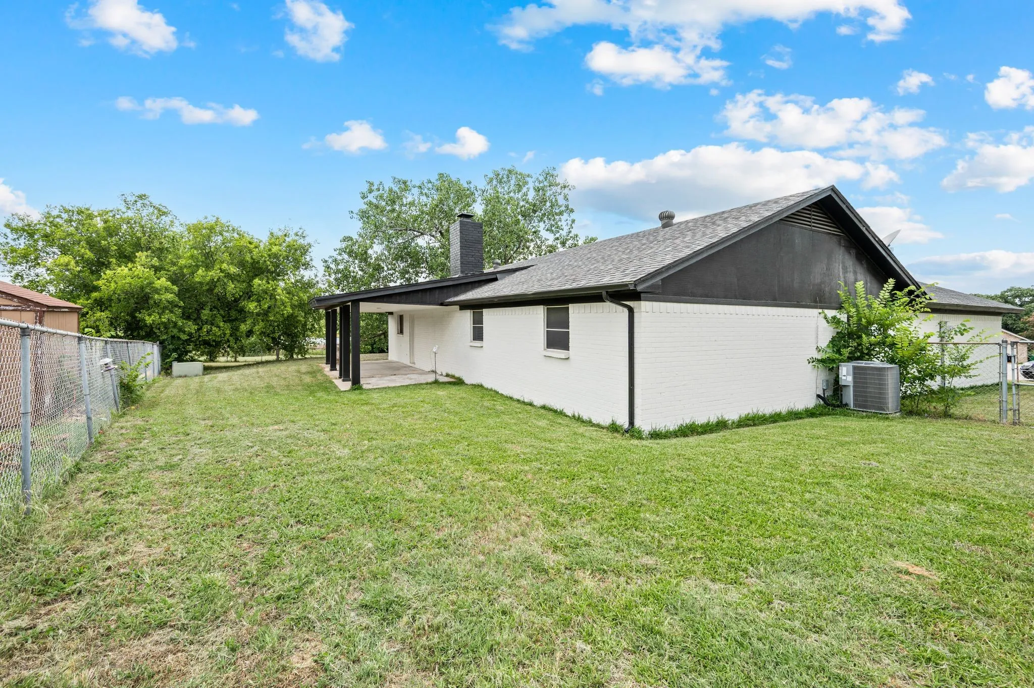 Single Family Residence For Sale in Johnson County , 103 Park Trail Place, Joshua, Texas 76058, 3 Bedroom, 2 Bathroom, 2 Garage spaces, 1,888 Sqft, built in 1973, mls#21384329, Real Estate Agent in Joshua, Homes For Sale in Johnson county, Homes For Sale in Joshua, Realtor in Joshua Texas, Real Estate Brokerage Independent Realty Texas, Luminita Cordes Realtor