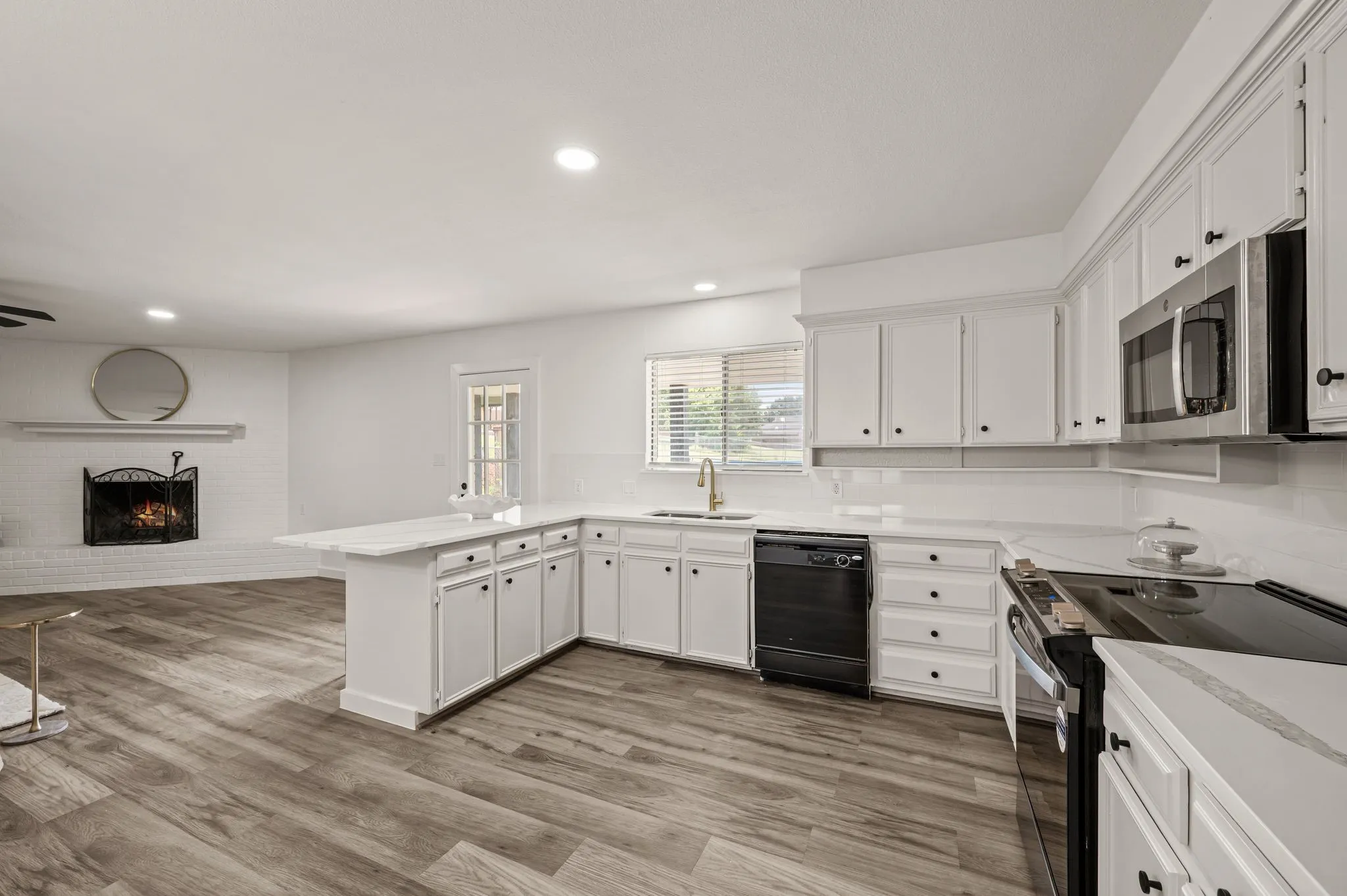 Single Family Residence For Sale in Johnson County , 103 Park Trail Place, Joshua, Texas 76058, 3 Bedroom, 2 Bathroom, 2 Garage spaces, 1,888 Sqft, built in 1973, mls#21384329, Real Estate Agent in Joshua, Homes For Sale in Johnson county, Homes For Sale in Joshua, Realtor in Joshua Texas, Real Estate Brokerage Independent Realty Texas, Luminita Cordes Realtor