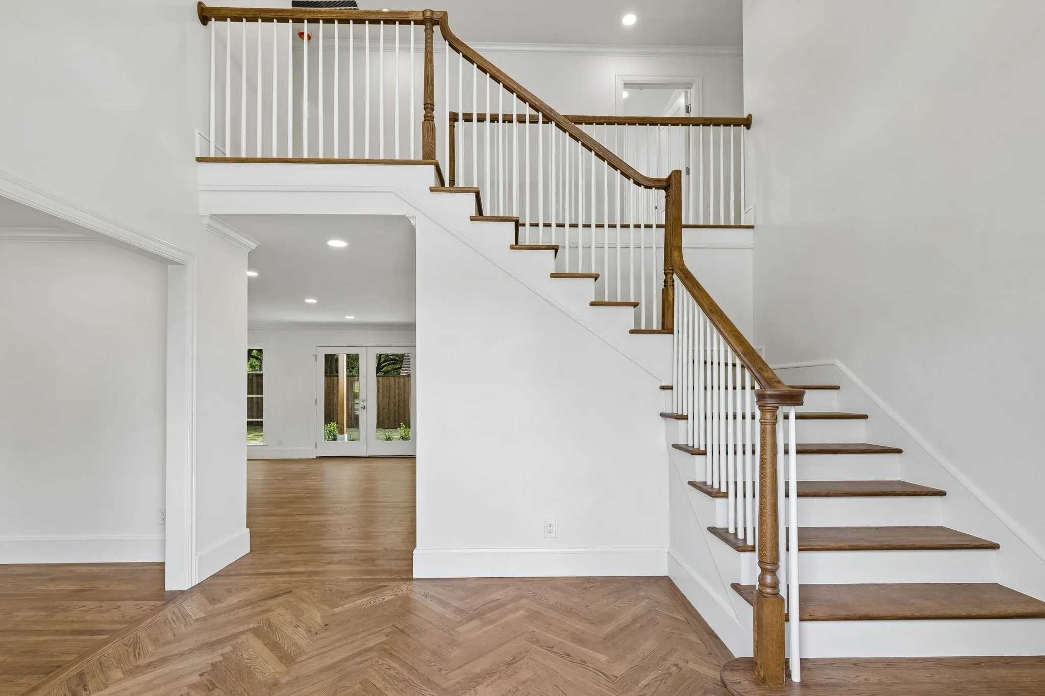 Single Family Residence For Sale in Dallas County , 13907 Carillon Drive, Dallas, Texas 75240, 5 Bedroom, 5 Bathroom, 2 Garage spaces, 3,240 Sqft, built in 1969, mls#21384016, Real Estate Agent in Dallas, Homes For Sale in Dallas county, Homes For Sale in Dallas, Realtor in Dallas Texas, Real Estate Brokerage Independent Realty Texas, Luminita Cordes Realtor