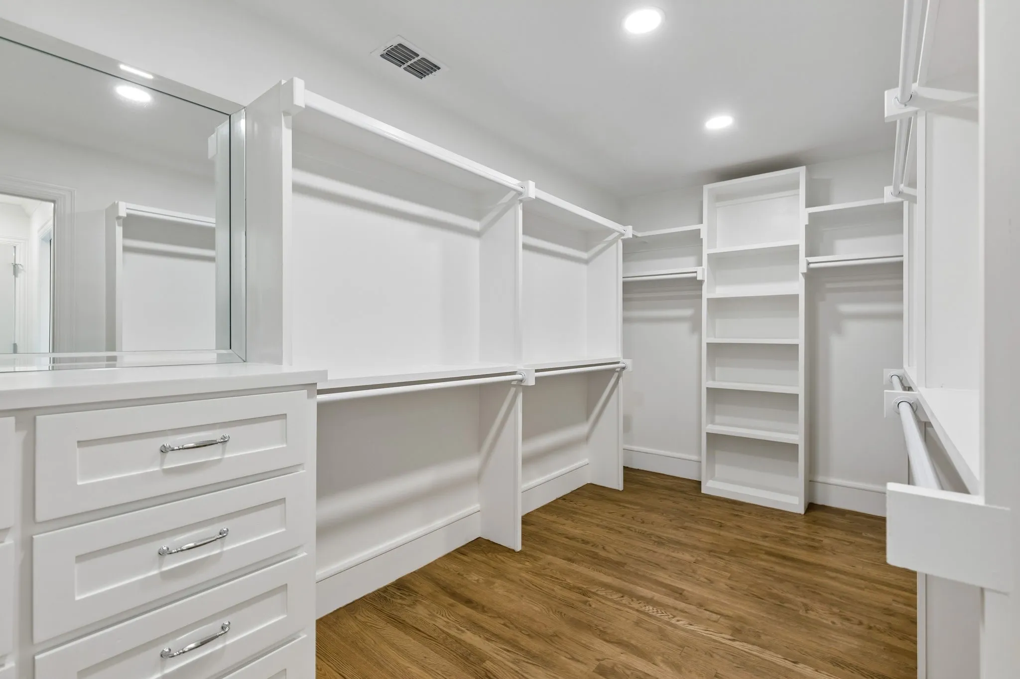 Single Family Residence For Sale in Dallas County , 13907 Carillon Drive, Dallas, Texas 75240, 5 Bedroom, 5 Bathroom, 2 Garage spaces, 3,240 Sqft, built in 1969, mls#21384016, Real Estate Agent in Dallas, Homes For Sale in Dallas county, Homes For Sale in Dallas, Realtor in Dallas Texas, Real Estate Brokerage Independent Realty Texas, Luminita Cordes Realtor