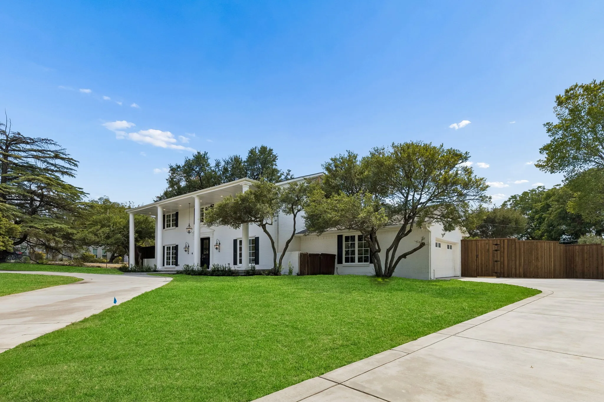 Single Family Residence For Sale in Dallas County , 13907 Carillon Drive, Dallas, Texas 75240, 5 Bedroom, 5 Bathroom, 2 Garage spaces, 3,240 Sqft, built in 1969, mls#21384016, Real Estate Agent in Dallas, Homes For Sale in Dallas county, Homes For Sale in Dallas, Realtor in Dallas Texas, Real Estate Brokerage Independent Realty Texas, Luminita Cordes Realtor