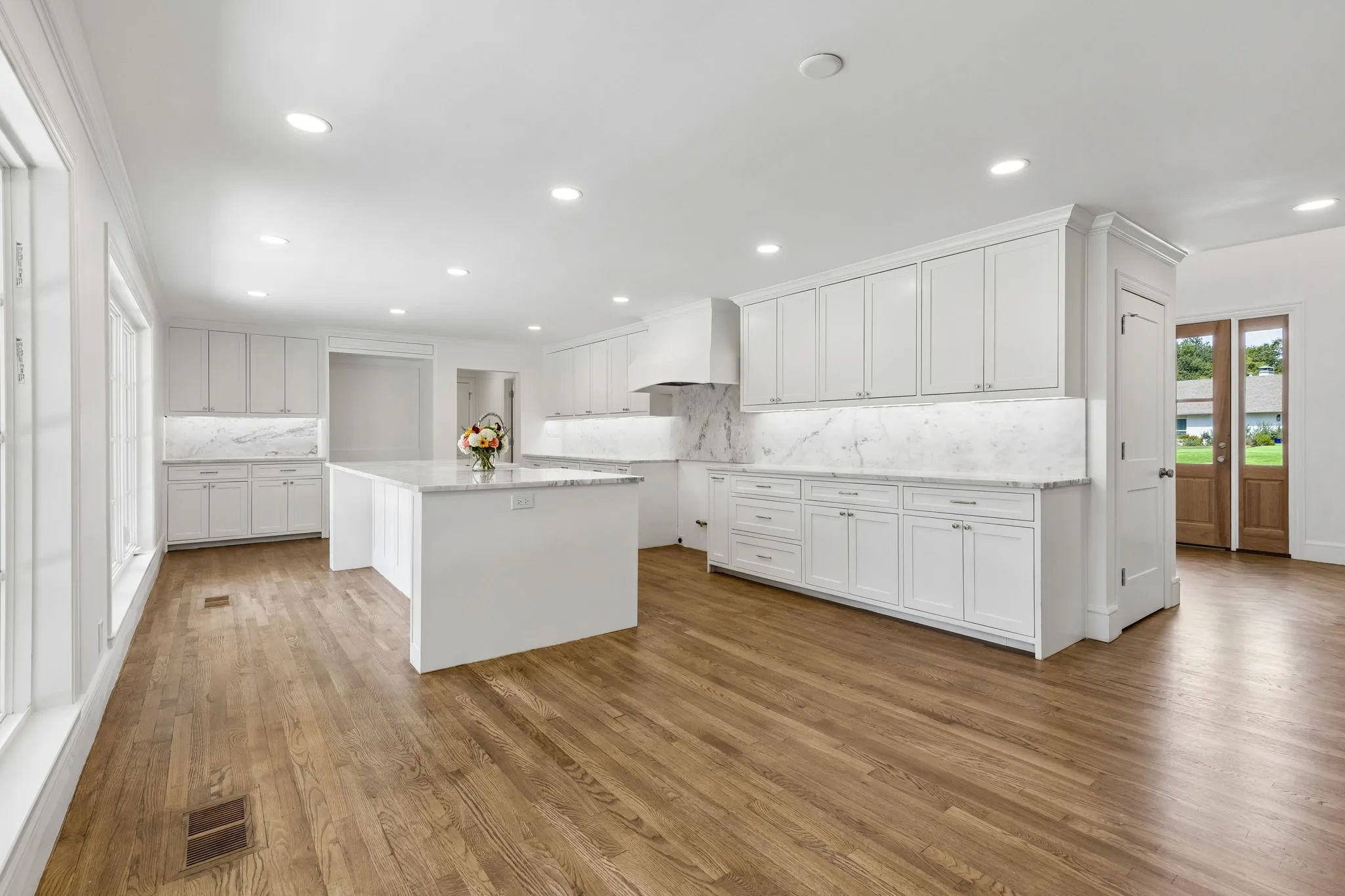 Single Family Residence For Sale in Dallas County , 13907 Carillon Drive, Dallas, Texas 75240, 5 Bedroom, 5 Bathroom, 2 Garage spaces, 3,240 Sqft, built in 1969, mls#21384016, Real Estate Agent in Dallas, Homes For Sale in Dallas county, Homes For Sale in Dallas, Realtor in Dallas Texas, Real Estate Brokerage Independent Realty Texas, Luminita Cordes Realtor