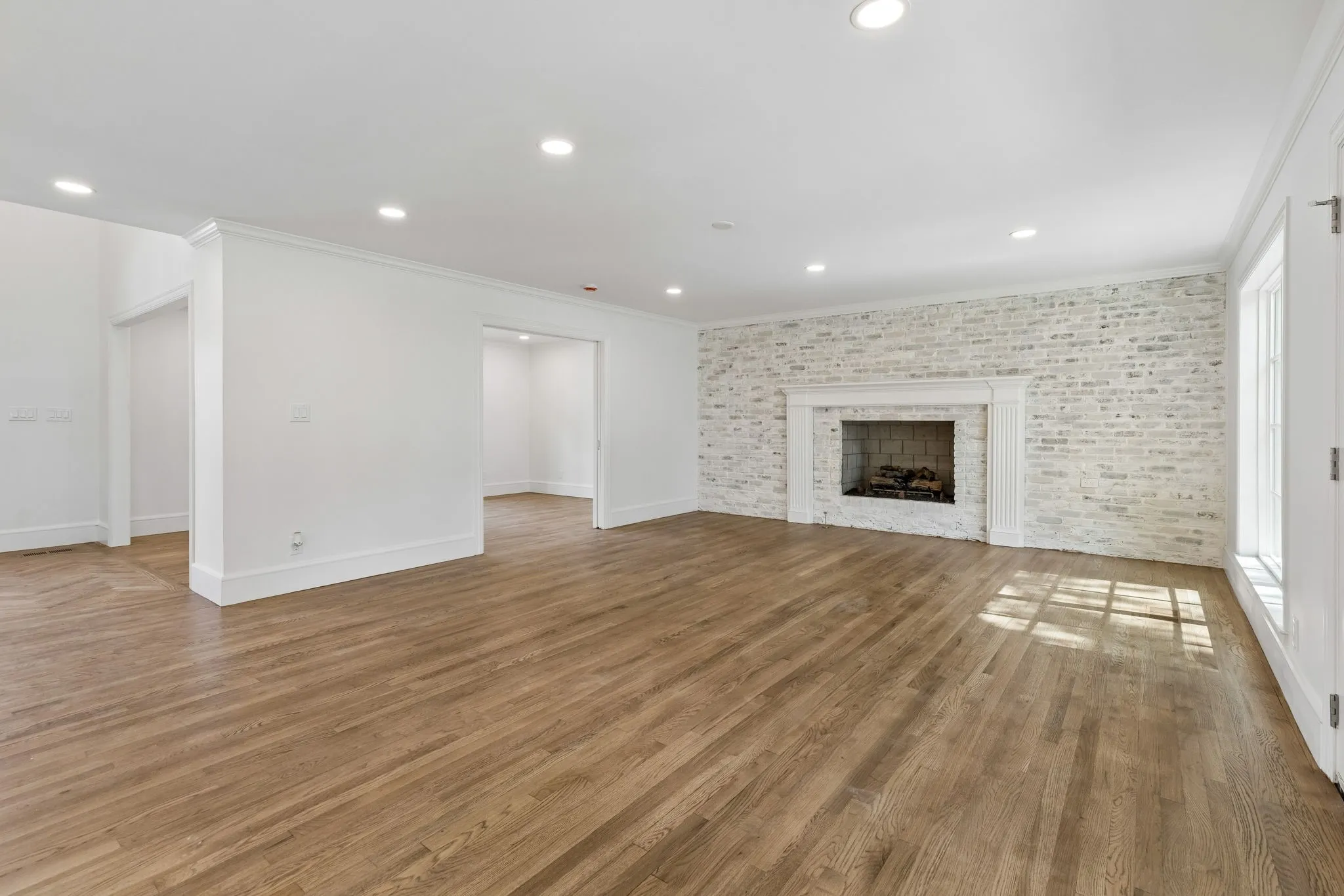 Single Family Residence For Sale in Dallas County , 13907 Carillon Drive, Dallas, Texas 75240, 5 Bedroom, 5 Bathroom, 2 Garage spaces, 3,240 Sqft, built in 1969, mls#21384016, Real Estate Agent in Dallas, Homes For Sale in Dallas county, Homes For Sale in Dallas, Realtor in Dallas Texas, Real Estate Brokerage Independent Realty Texas, Luminita Cordes Realtor