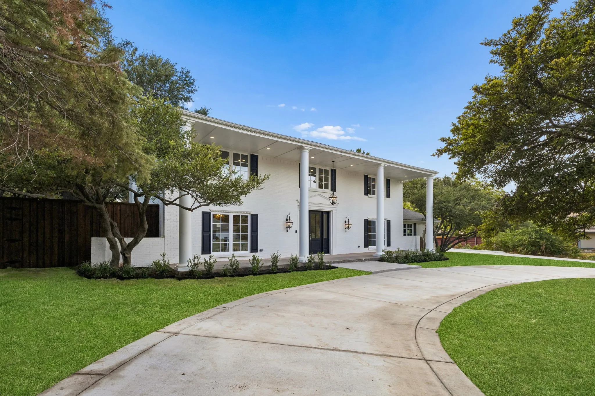 Single Family Residence For Sale in Dallas County , 13907 Carillon Drive, Dallas, Texas 75240, 5 Bedroom, 5 Bathroom, 2 Garage spaces, 3,240 Sqft, built in 1969, mls#21384016, Real Estate Agent in Dallas, Homes For Sale in Dallas county, Homes For Sale in Dallas, Realtor in Dallas Texas, Real Estate Brokerage Independent Realty Texas, Luminita Cordes Realtor