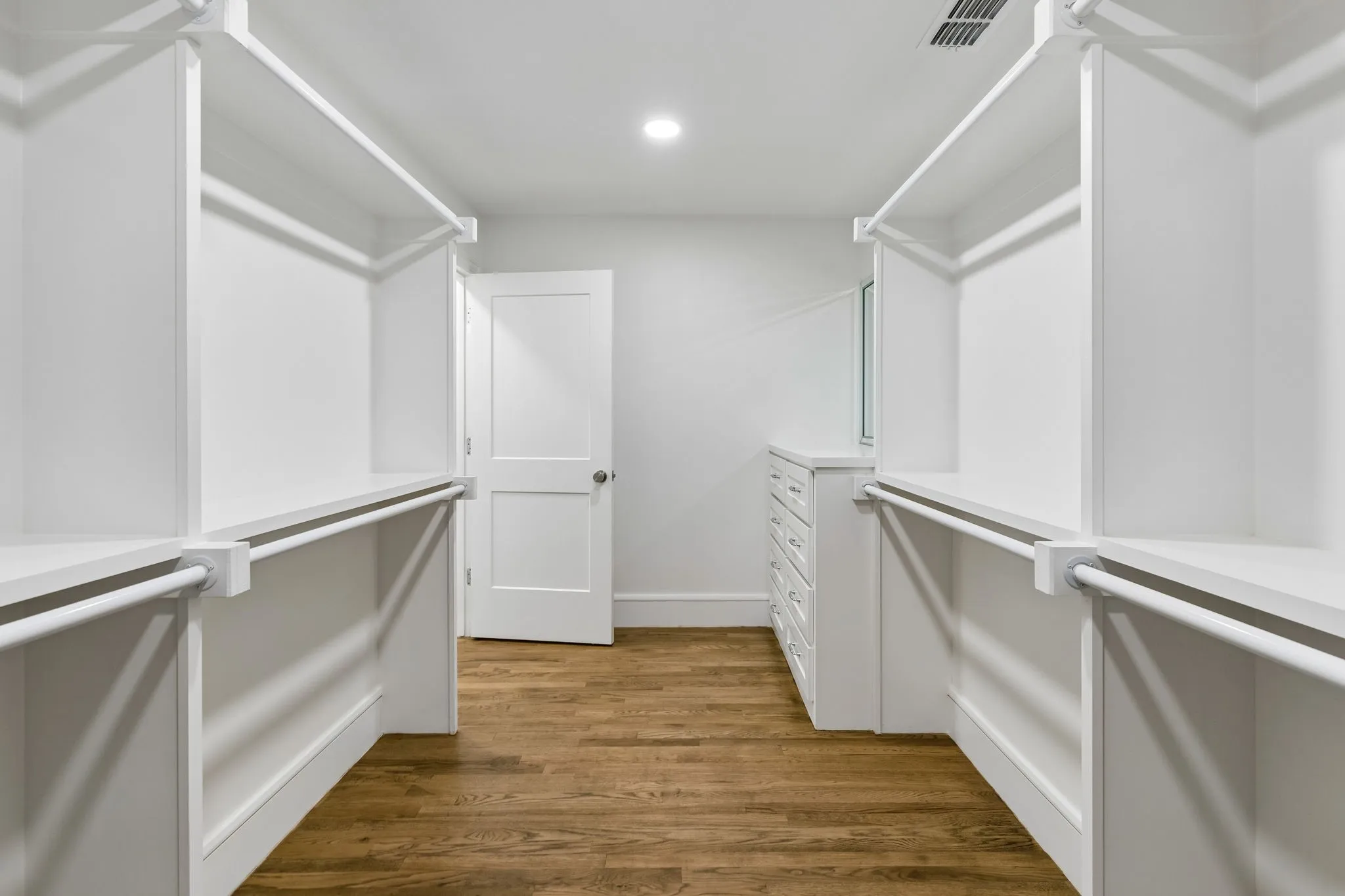 Single Family Residence For Sale in Dallas County , 13907 Carillon Drive, Dallas, Texas 75240, 5 Bedroom, 5 Bathroom, 2 Garage spaces, 3,240 Sqft, built in 1969, mls#21384016, Real Estate Agent in Dallas, Homes For Sale in Dallas county, Homes For Sale in Dallas, Realtor in Dallas Texas, Real Estate Brokerage Independent Realty Texas, Luminita Cordes Realtor