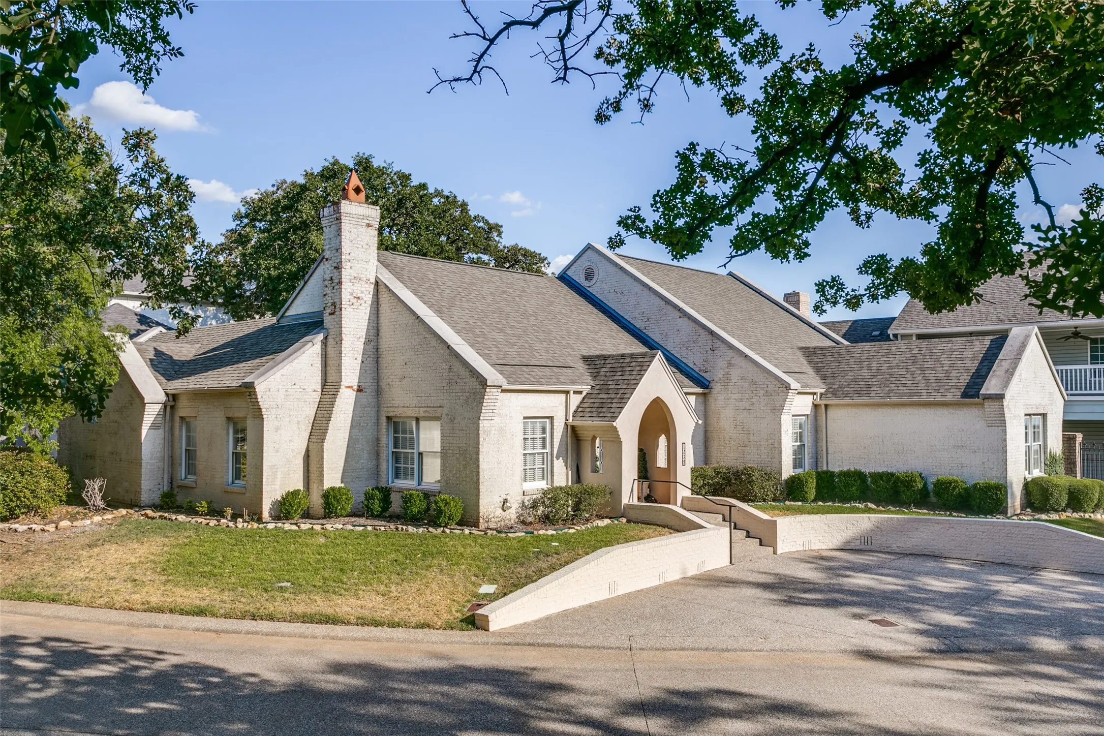 Single Family Residence For Sale in Tarrant County , 1208 Kelpie Court, Fort Worth, Texas 76111, 3 Bedroom, 2 Bathroom, 2 Garage spaces, 2,324 Sqft, built in 1995, mls#21384209, Real Estate Agent in Fort Worth, Homes For Sale in Tarrant county, Homes For Sale in Fort Worth, Realtor in Fort Worth Texas, Real Estate Brokerage Independent Realty Texas, Luminita Cordes Realtor