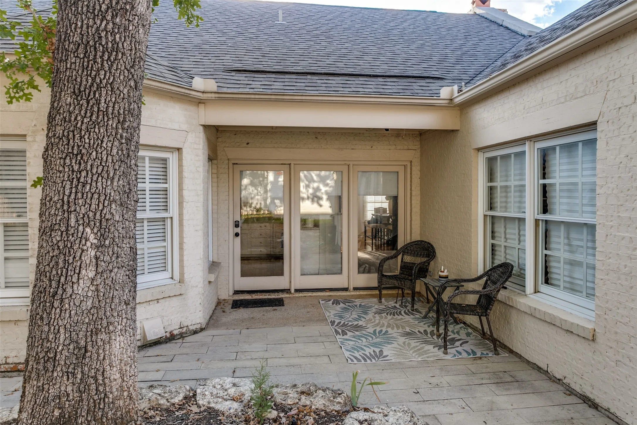 Single Family Residence For Sale in Tarrant County , 1208 Kelpie Court, Fort Worth, Texas 76111, 3 Bedroom, 2 Bathroom, 2 Garage spaces, 2,324 Sqft, built in 1995, mls#21384209, Real Estate Agent in Fort Worth, Homes For Sale in Tarrant county, Homes For Sale in Fort Worth, Realtor in Fort Worth Texas, Real Estate Brokerage Independent Realty Texas, Luminita Cordes Realtor