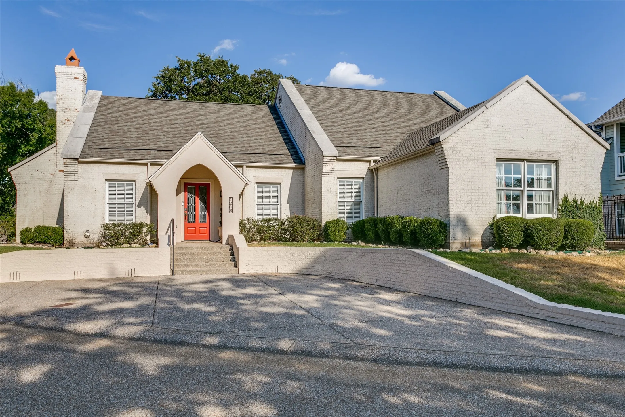 Single Family Residence For Sale in Tarrant County , 1208 Kelpie Court, Fort Worth, Texas 76111, 3 Bedroom, 2 Bathroom, 2 Garage spaces, 2,324 Sqft, built in 1995, mls#21384209, Real Estate Agent in Fort Worth, Homes For Sale in Tarrant county, Homes For Sale in Fort Worth, Realtor in Fort Worth Texas, Real Estate Brokerage Independent Realty Texas, Luminita Cordes Realtor