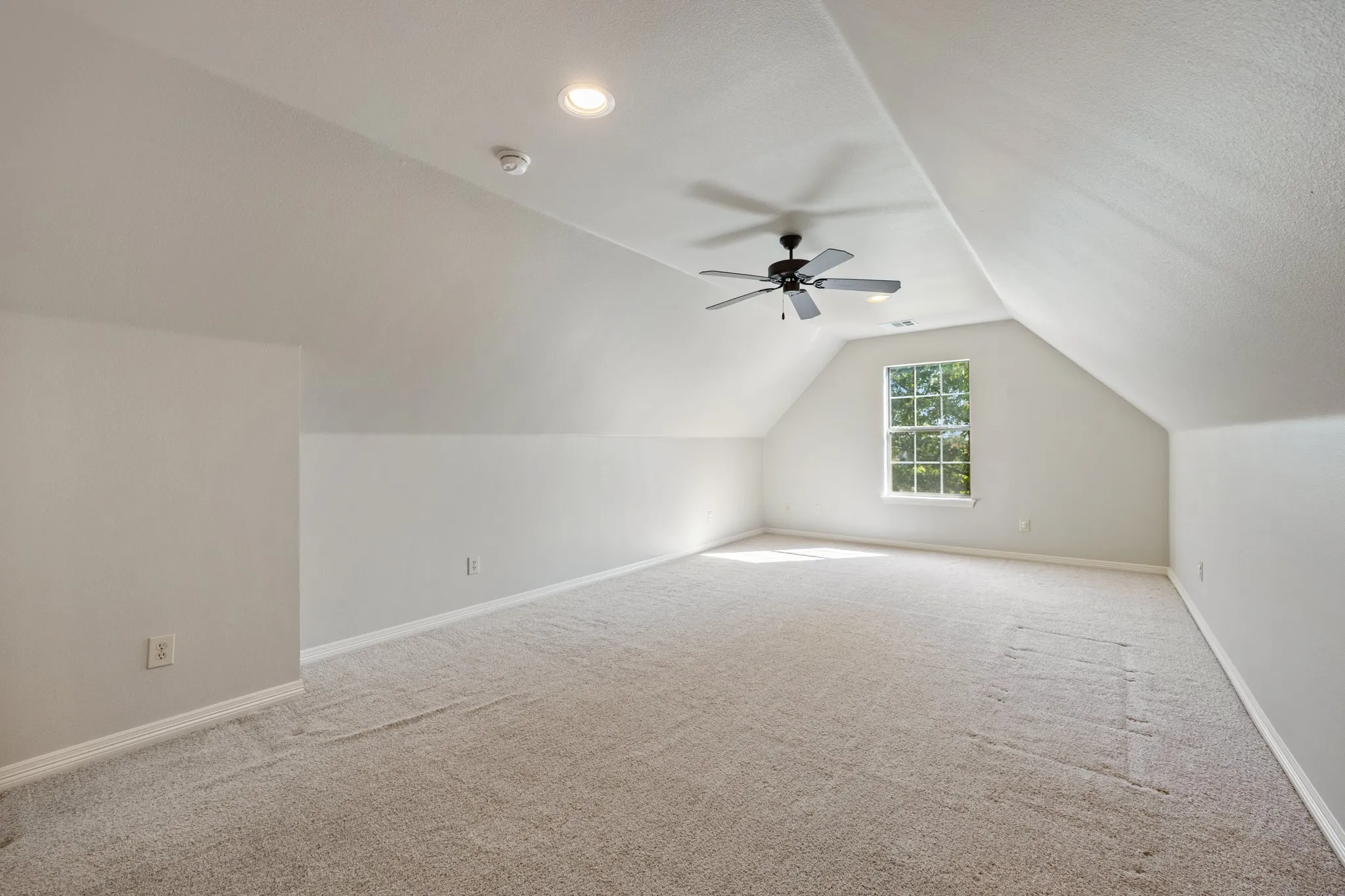 Large upstairs bonus room