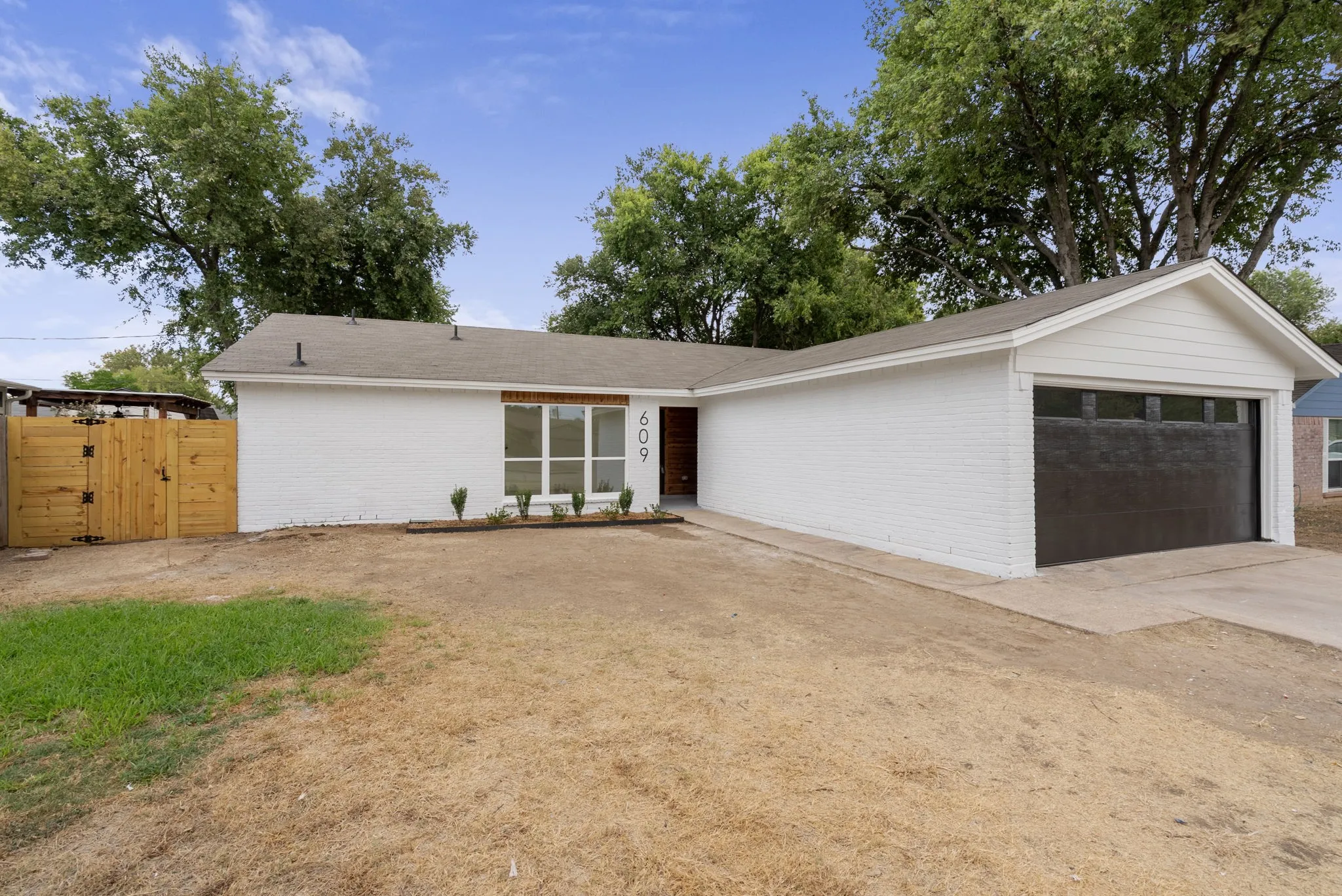 Single Family Residence For Sale in Dallas County , 609 Thornwood Trail, Grand Prairie, Texas 75052, 3 Bedroom, 2 Bathroom, 2 Garage spaces, 1,722 Sqft, built in 1979, mls#21382202, Real Estate Agent in Grand Prairie, Homes For Sale in Dallas county, Homes For Sale in Grand Prairie, Realtor in Grand Prairie Texas, Real Estate Brokerage Independent Realty Texas, Luminita Cordes Realtor