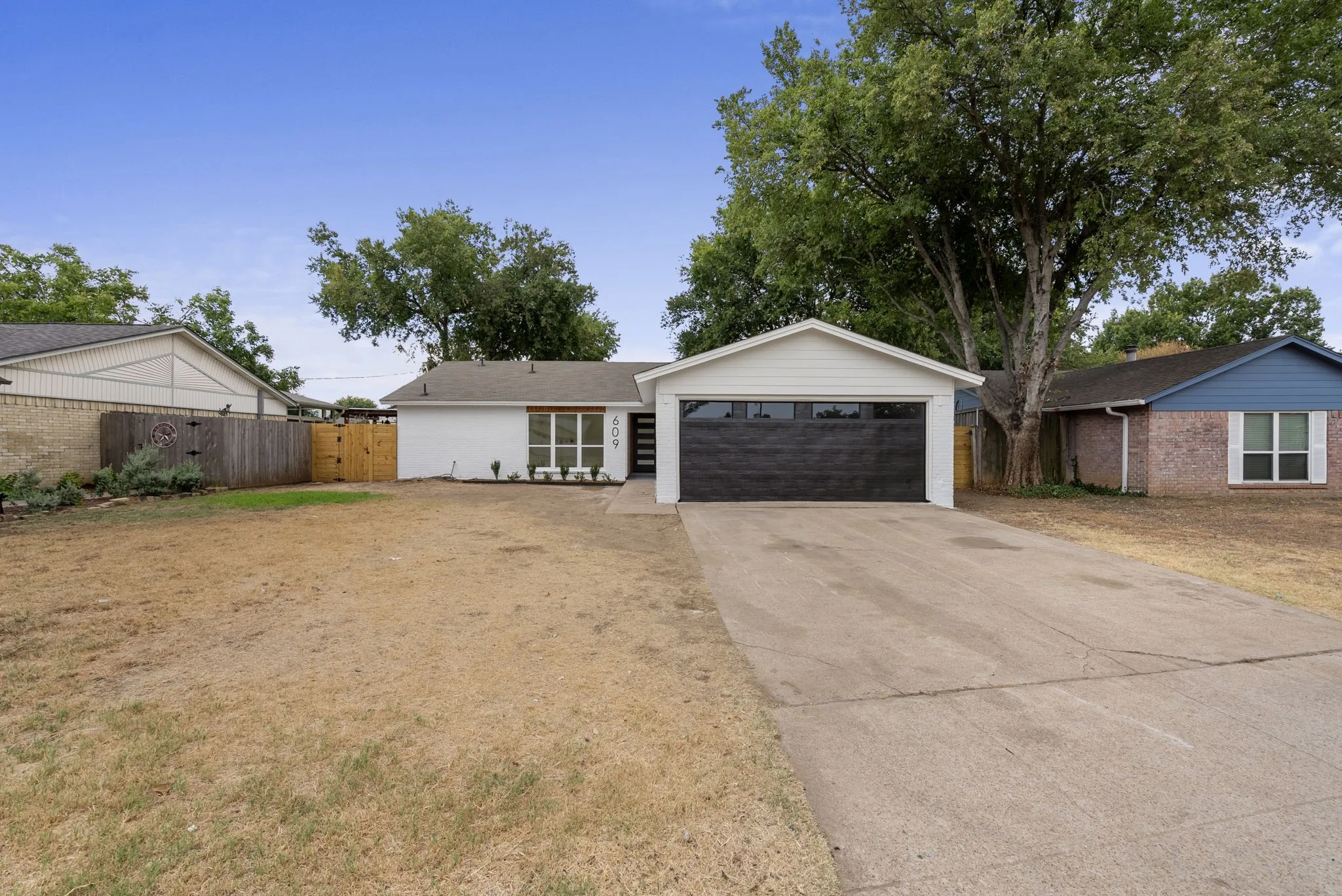 Single Family Residence For Sale in Dallas County , 609 Thornwood Trail, Grand Prairie, Texas 75052, 3 Bedroom, 2 Bathroom, 2 Garage spaces, 1,722 Sqft, built in 1979, mls#21382202, Real Estate Agent in Grand Prairie, Homes For Sale in Dallas county, Homes For Sale in Grand Prairie, Realtor in Grand Prairie Texas, Real Estate Brokerage Independent Realty Texas, Luminita Cordes Realtor