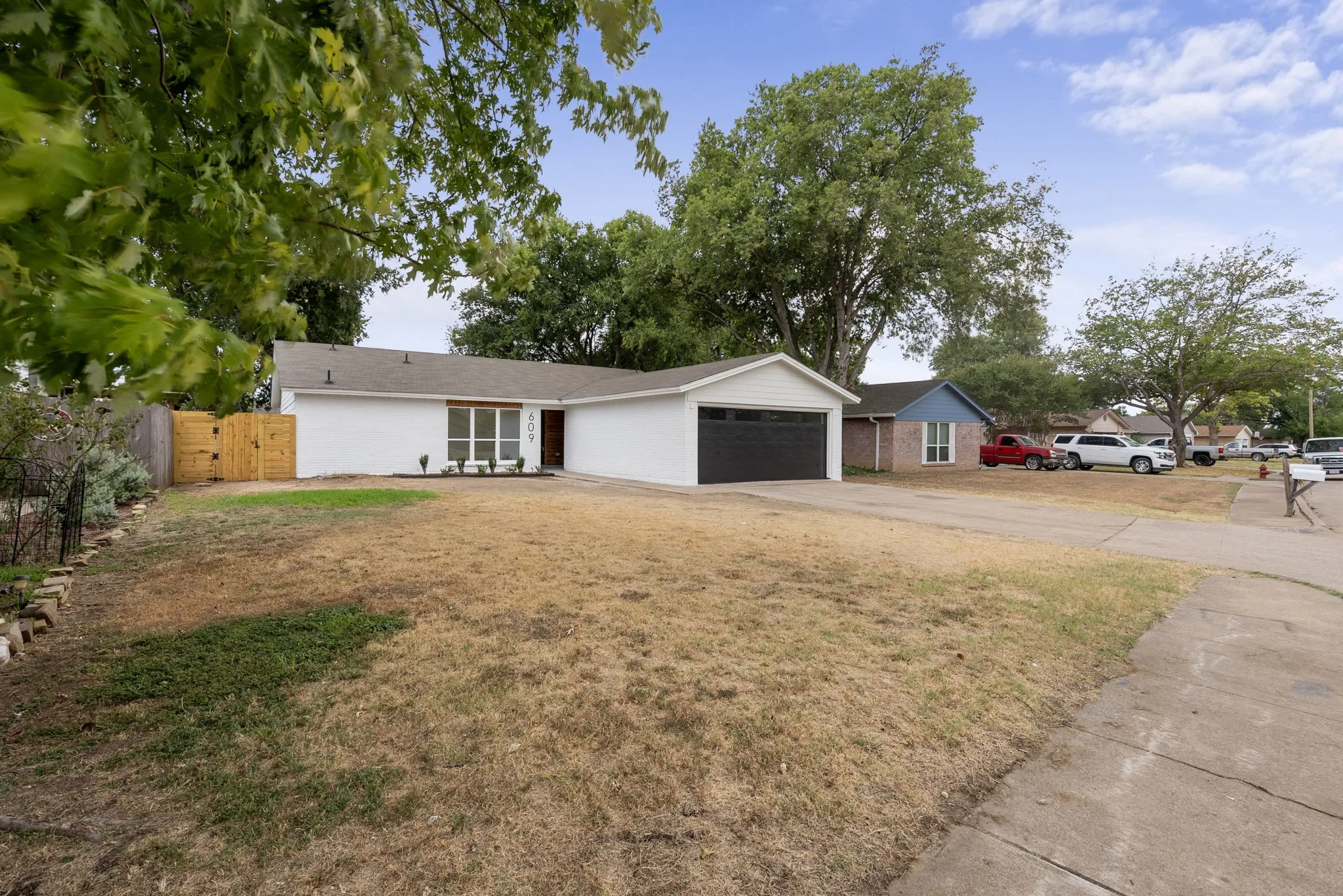 Single Family Residence For Sale in Dallas County , 609 Thornwood Trail, Grand Prairie, Texas 75052, 3 Bedroom, 2 Bathroom, 2 Garage spaces, 1,722 Sqft, built in 1979, mls#21382202, Real Estate Agent in Grand Prairie, Homes For Sale in Dallas county, Homes For Sale in Grand Prairie, Realtor in Grand Prairie Texas, Real Estate Brokerage Independent Realty Texas, Luminita Cordes Realtor
