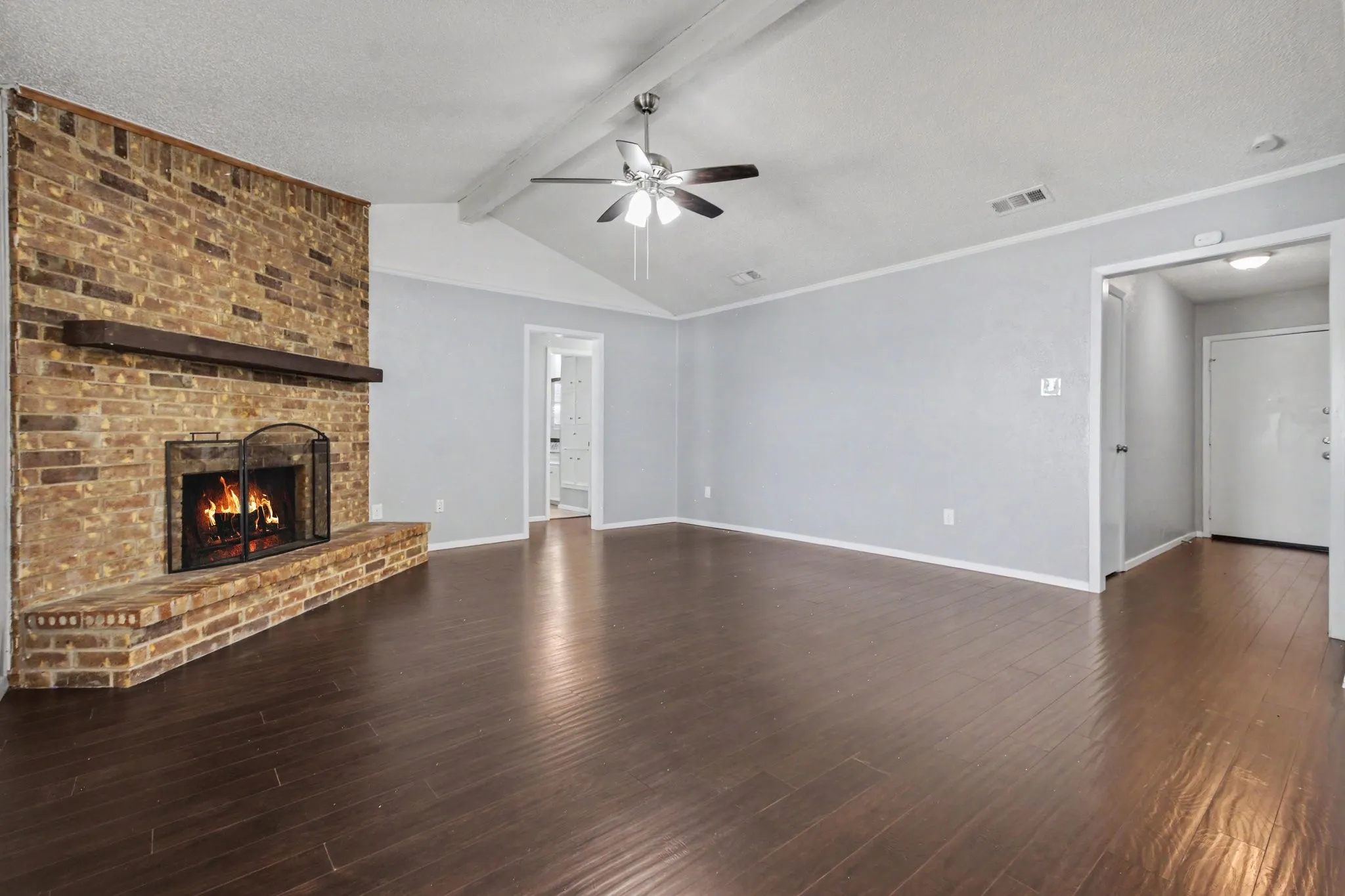 Single Family Residence For Sale in Tarrant County , 405 Sixpence Lane, Euless, Texas 76039, 3 Bedroom, 2 Bathroom, 2 Garage spaces, 1,569 Sqft, built in 1981, mls#21384188, Real Estate Agent in Euless, Homes For Sale in Tarrant county, Homes For Sale in Euless, Realtor in Euless Texas, Real Estate Brokerage Independent Realty Texas, Luminita Cordes Realtor